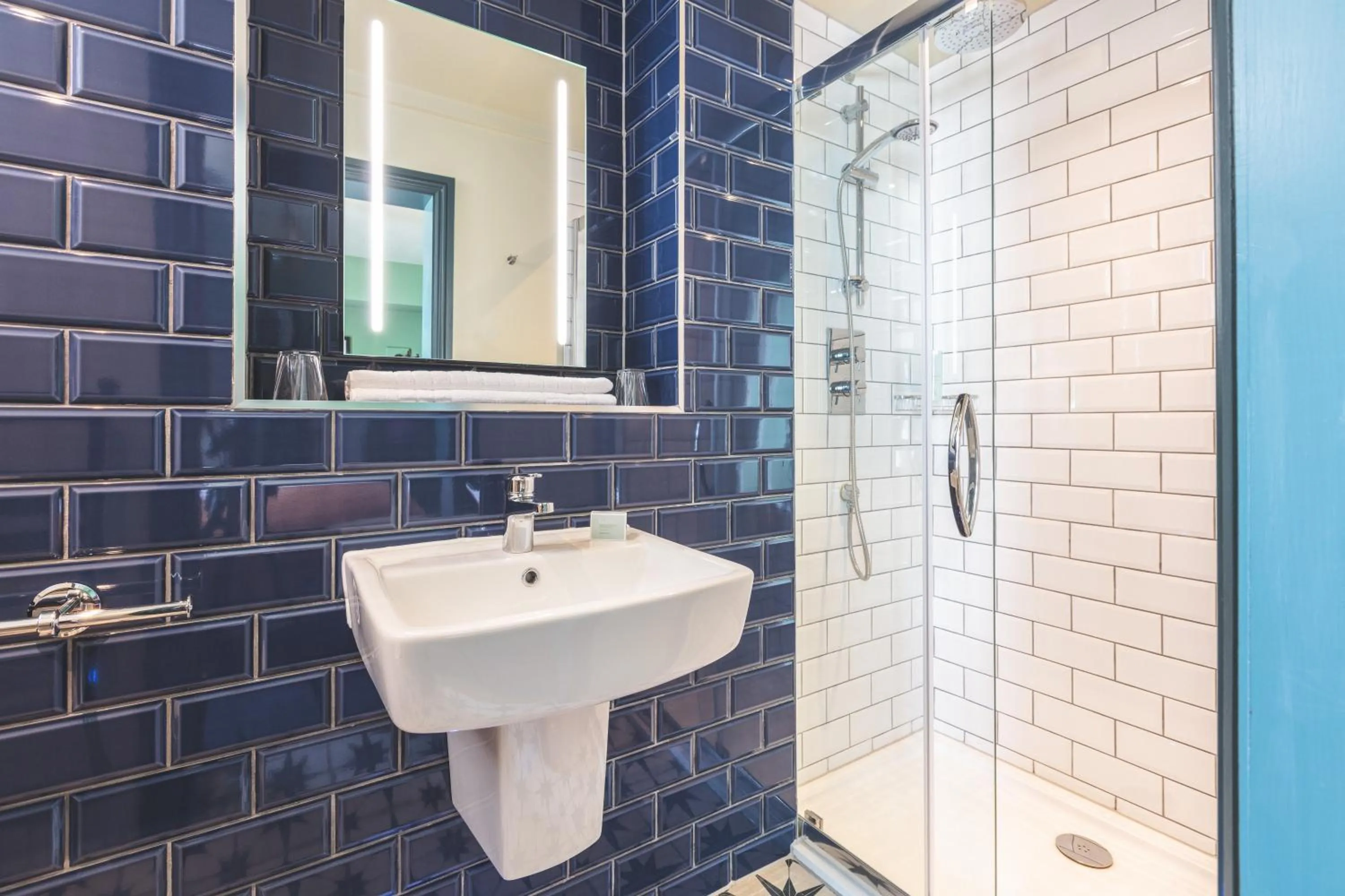 Shower in Rock Point Inn