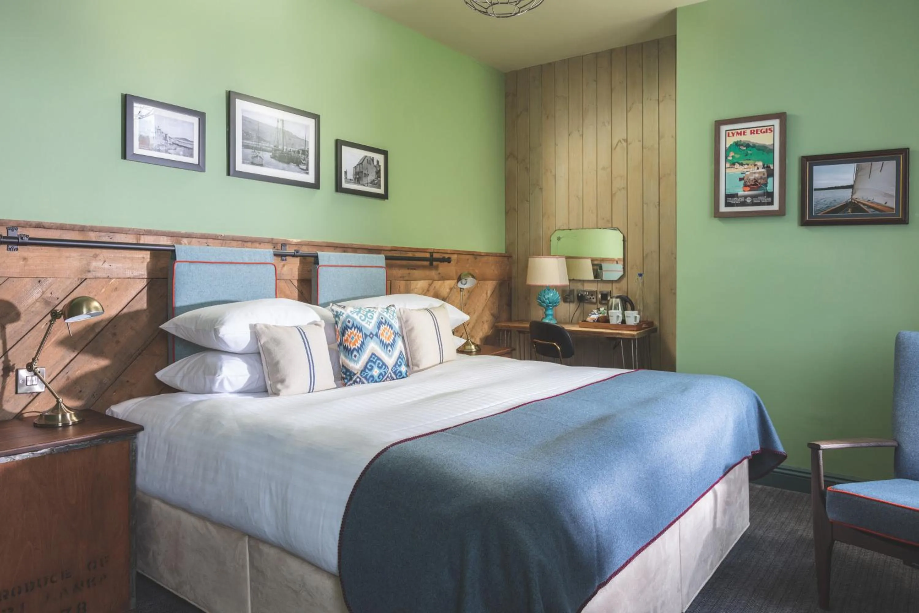 Bed in Rock Point Inn