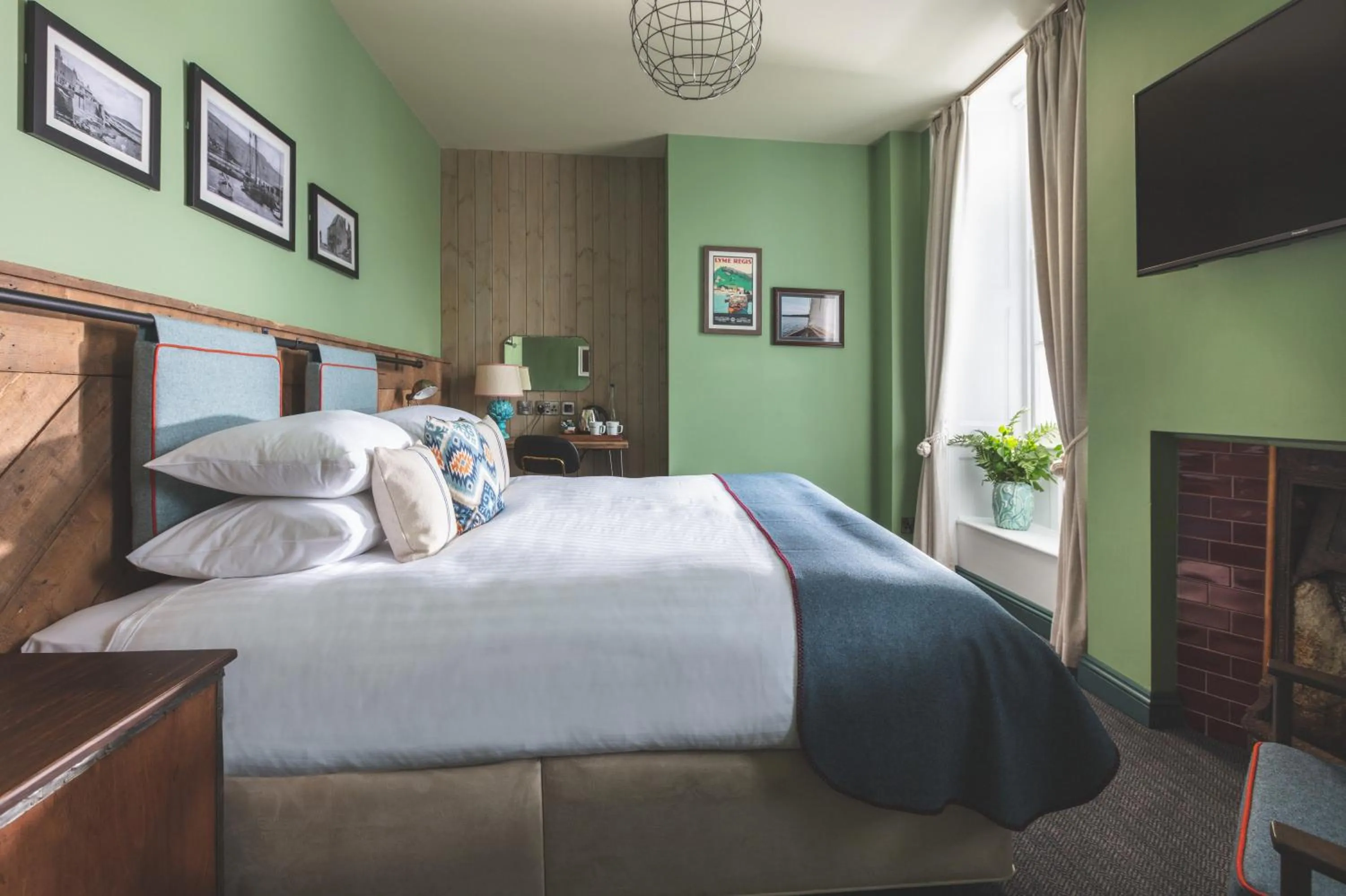 Bed in Rock Point Inn