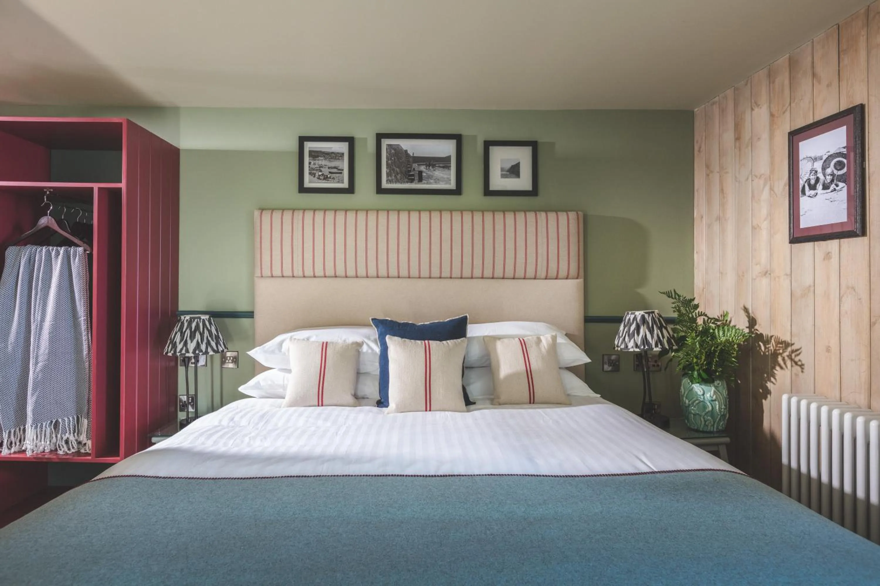 Bed in Rock Point Inn