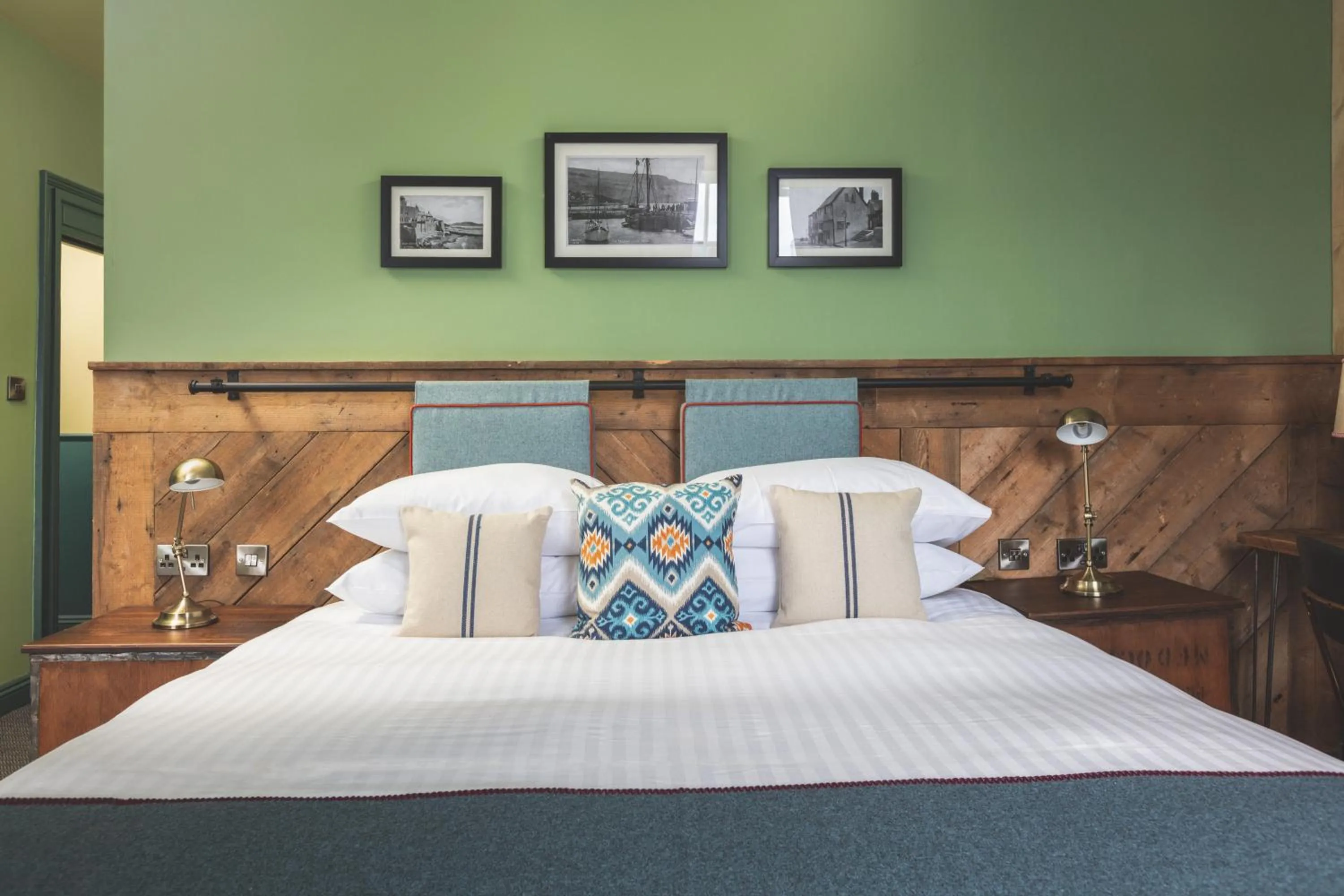 Bed in Rock Point Inn