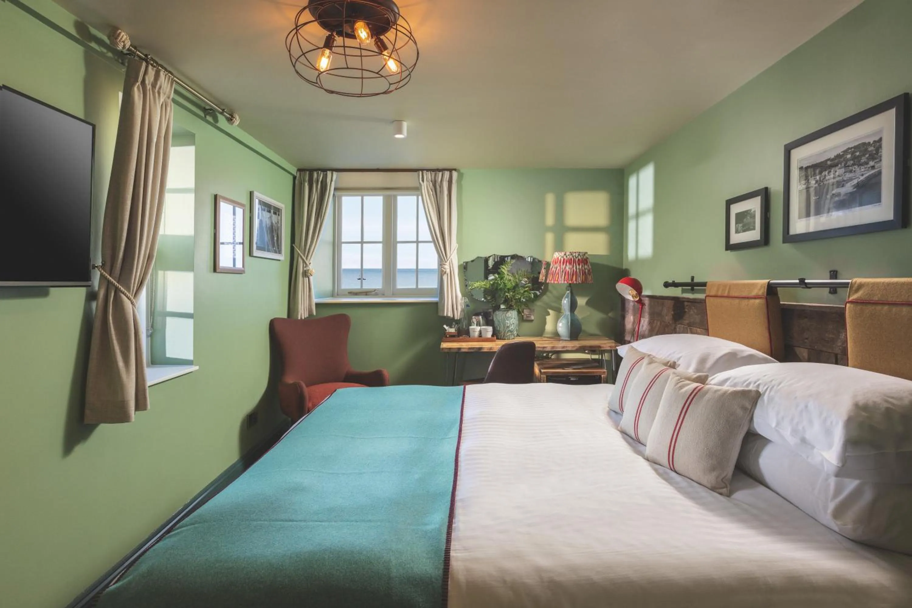 Bed in Rock Point Inn