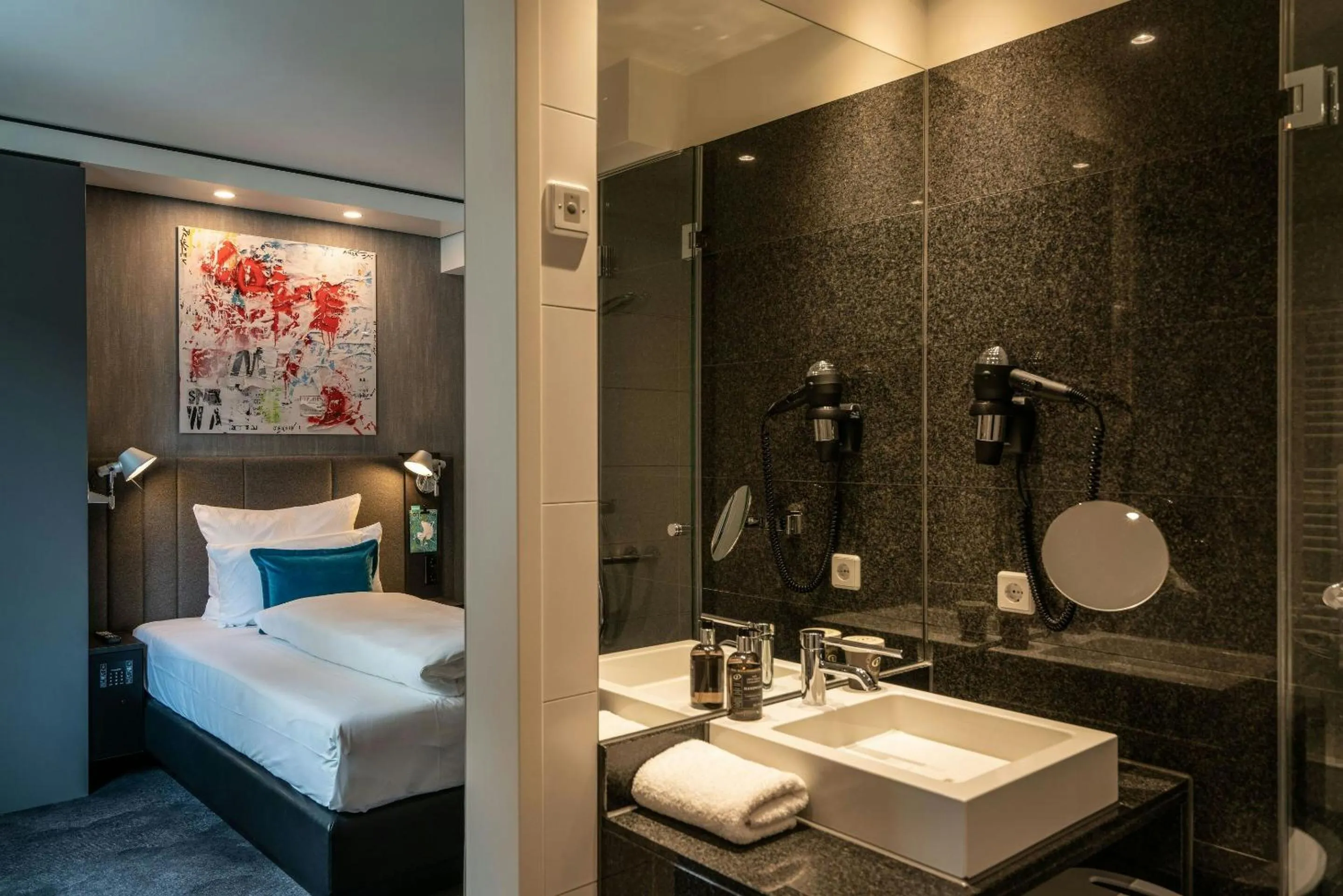 Photo of the whole room, Bed in Motel One Berlin Mitte