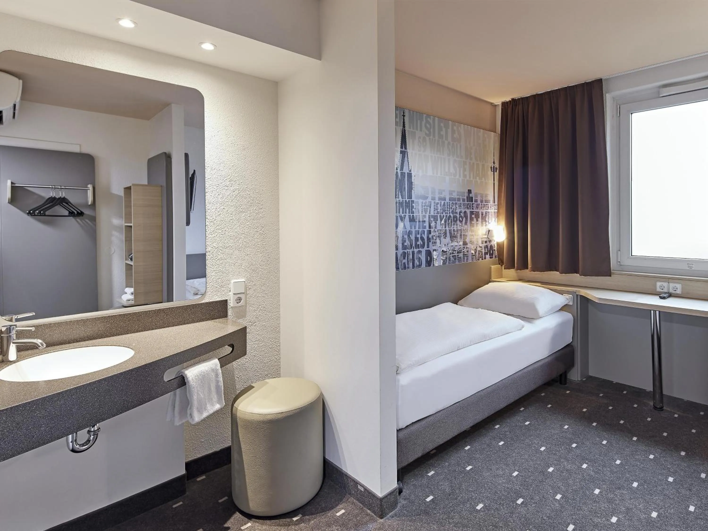 Photo of the whole room, Bed in B&B Hotel Köln-West