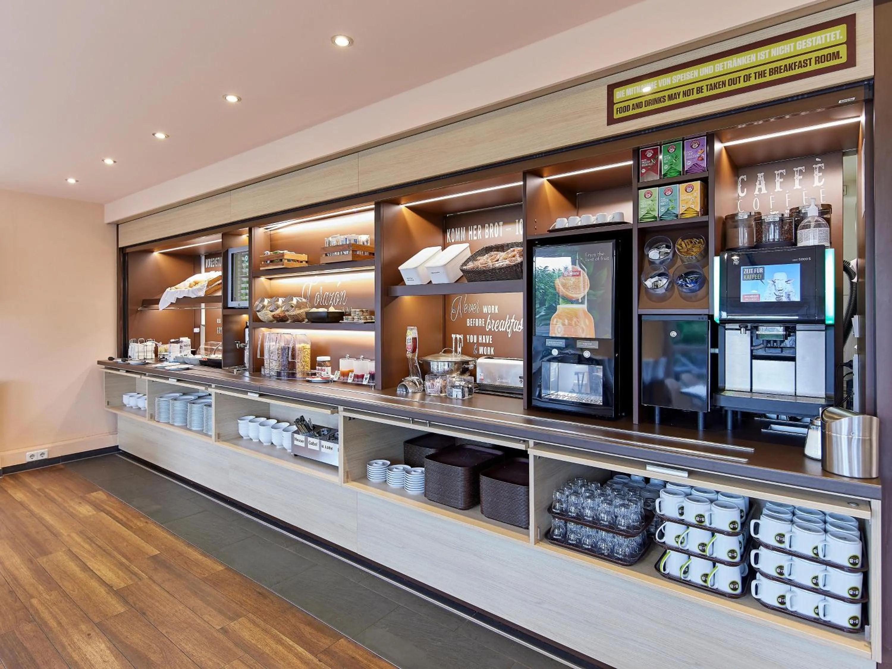 Restaurant/places to eat in B&B Hotel Köln-West