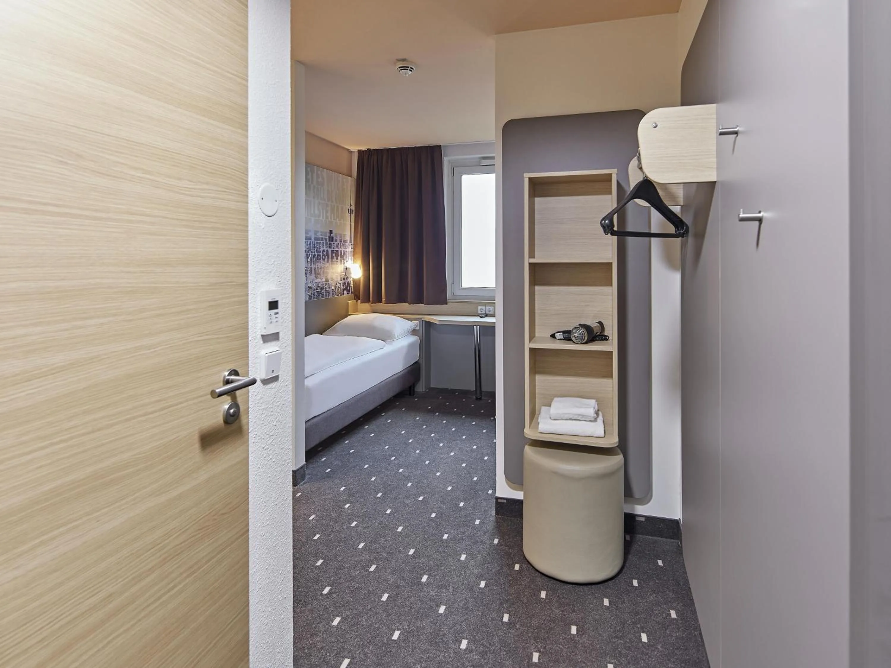 Photo of the whole room, Bed in B&B Hotel Köln-West