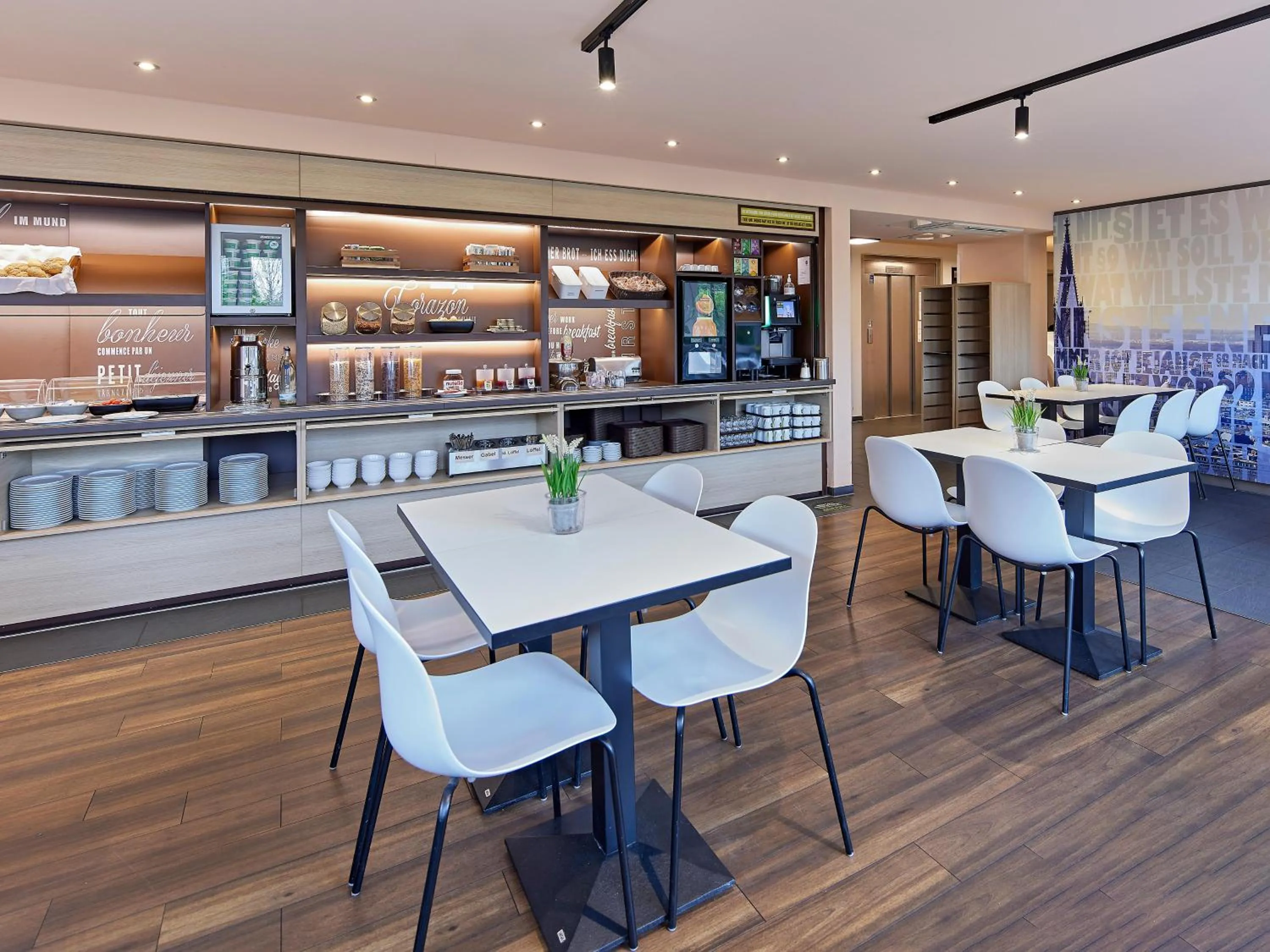 Restaurant/places to eat in B&B Hotel Köln-West