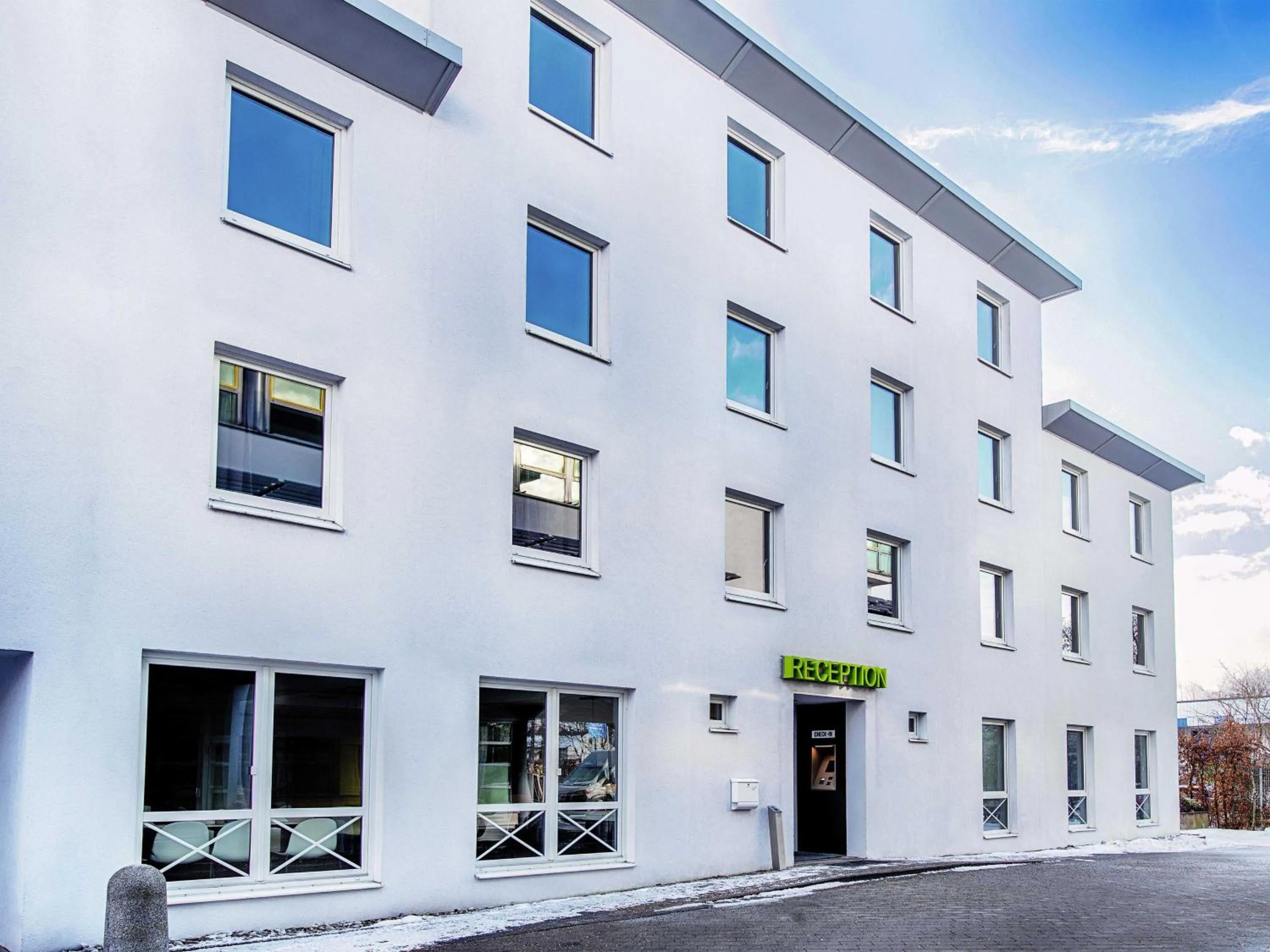 Property building in B&B Hotel München-Putzbrunn