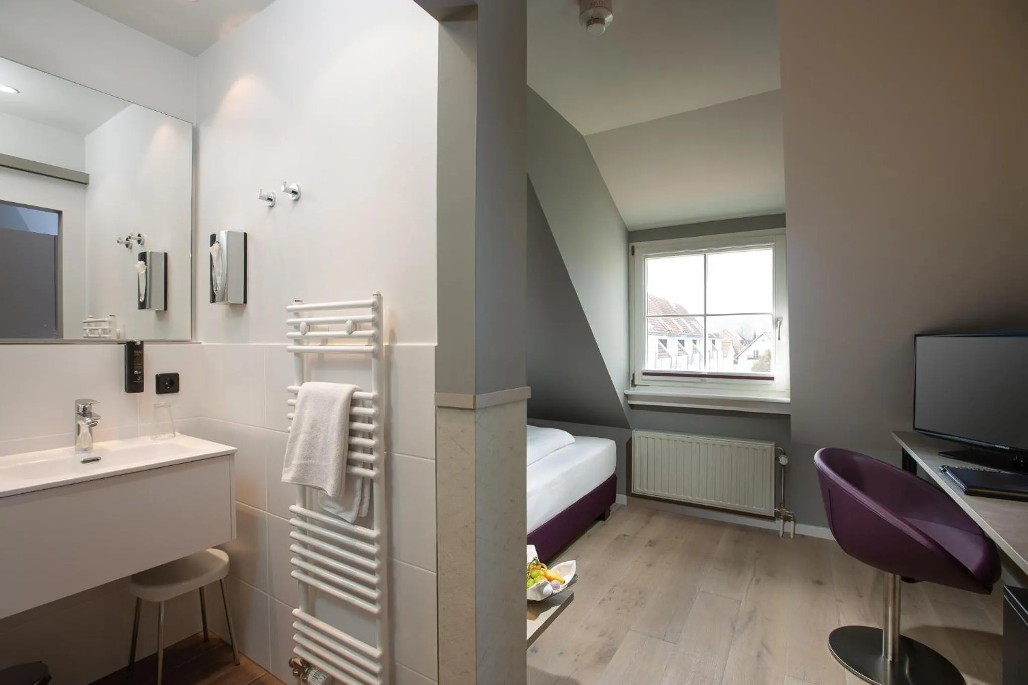 Photo of the whole room, Bed in Schloss Reinach