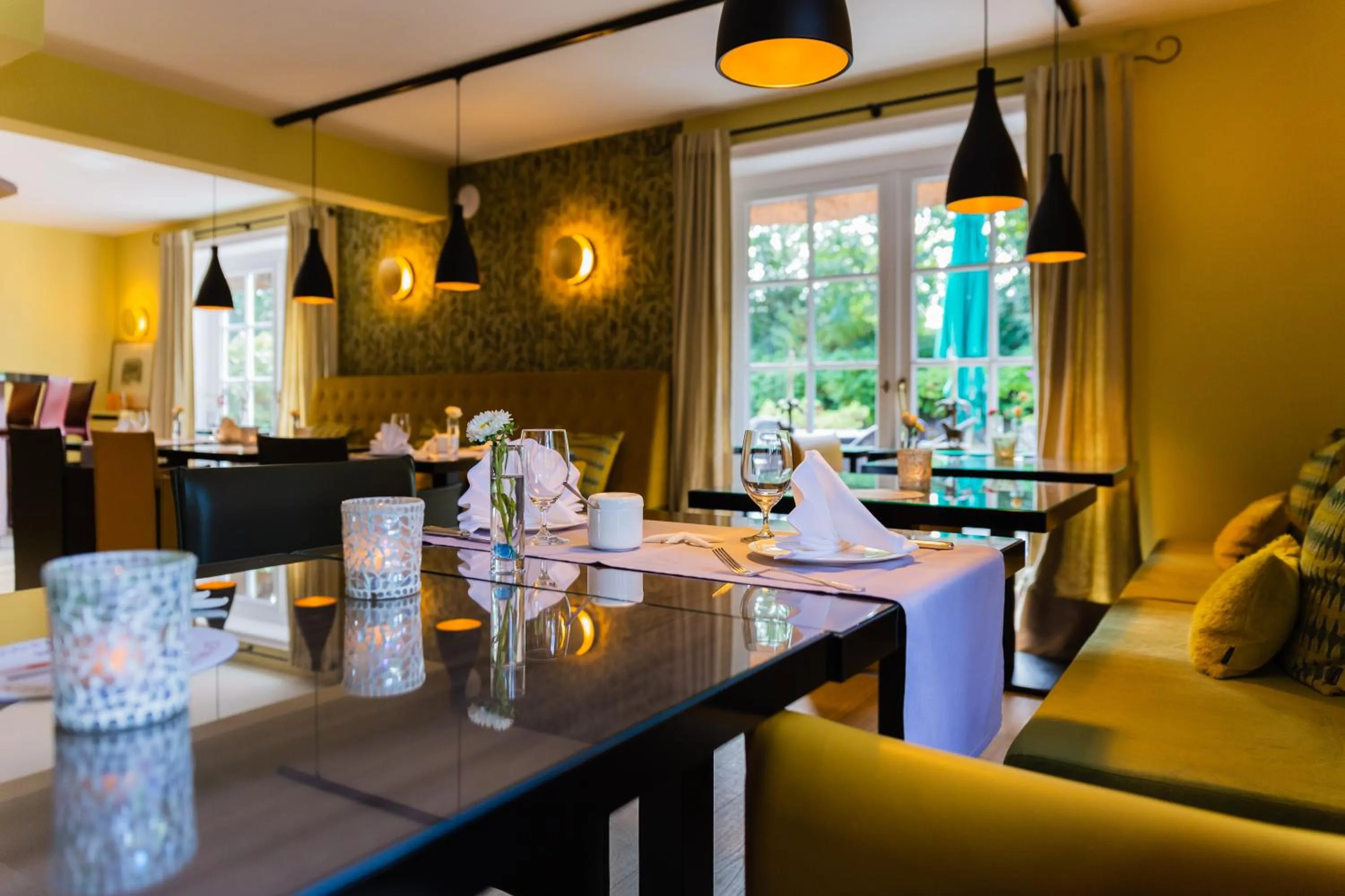 Restaurant/places to eat in Hotel Village