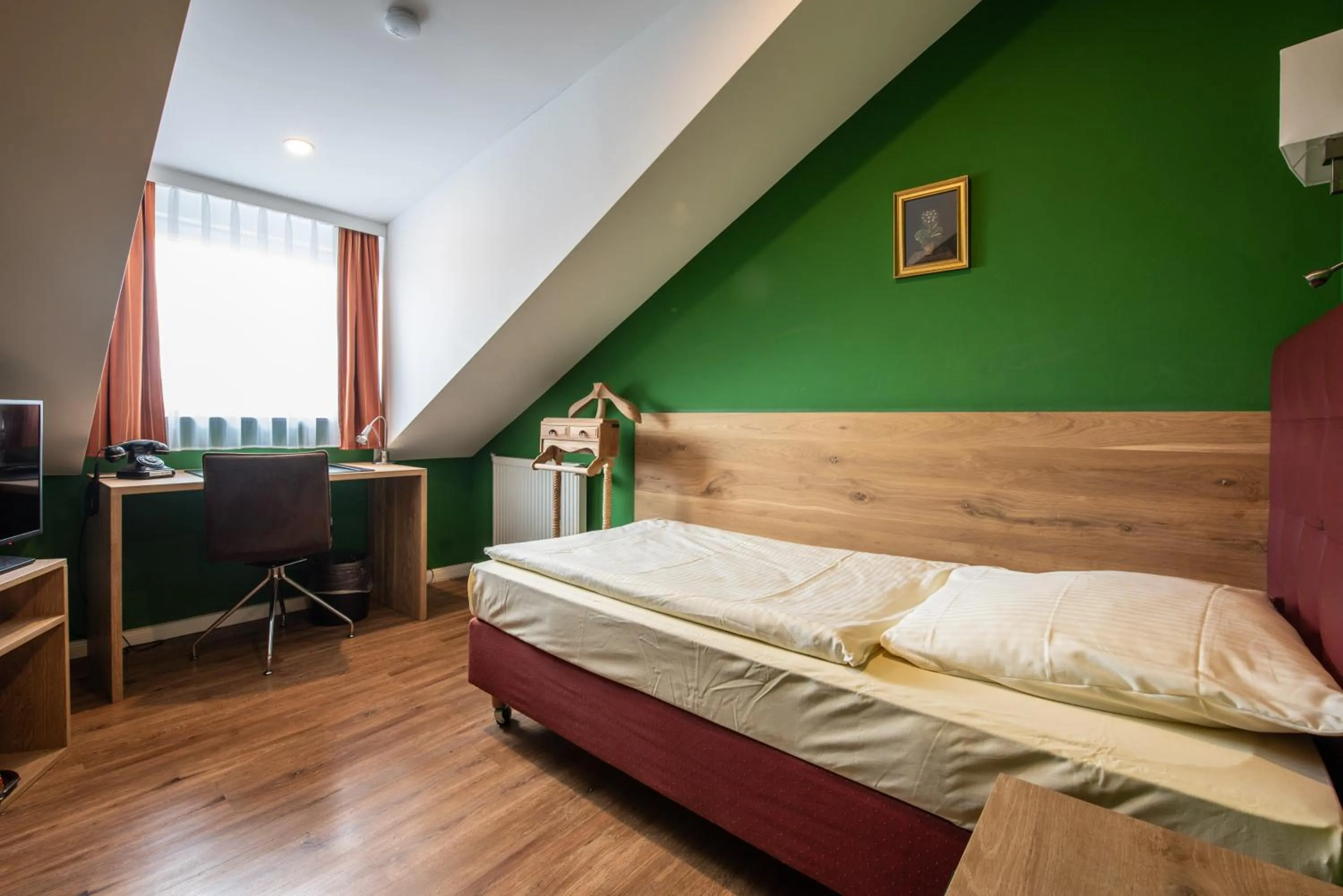 Photo of the whole room, Bed in Hotel Kurfürstenhof