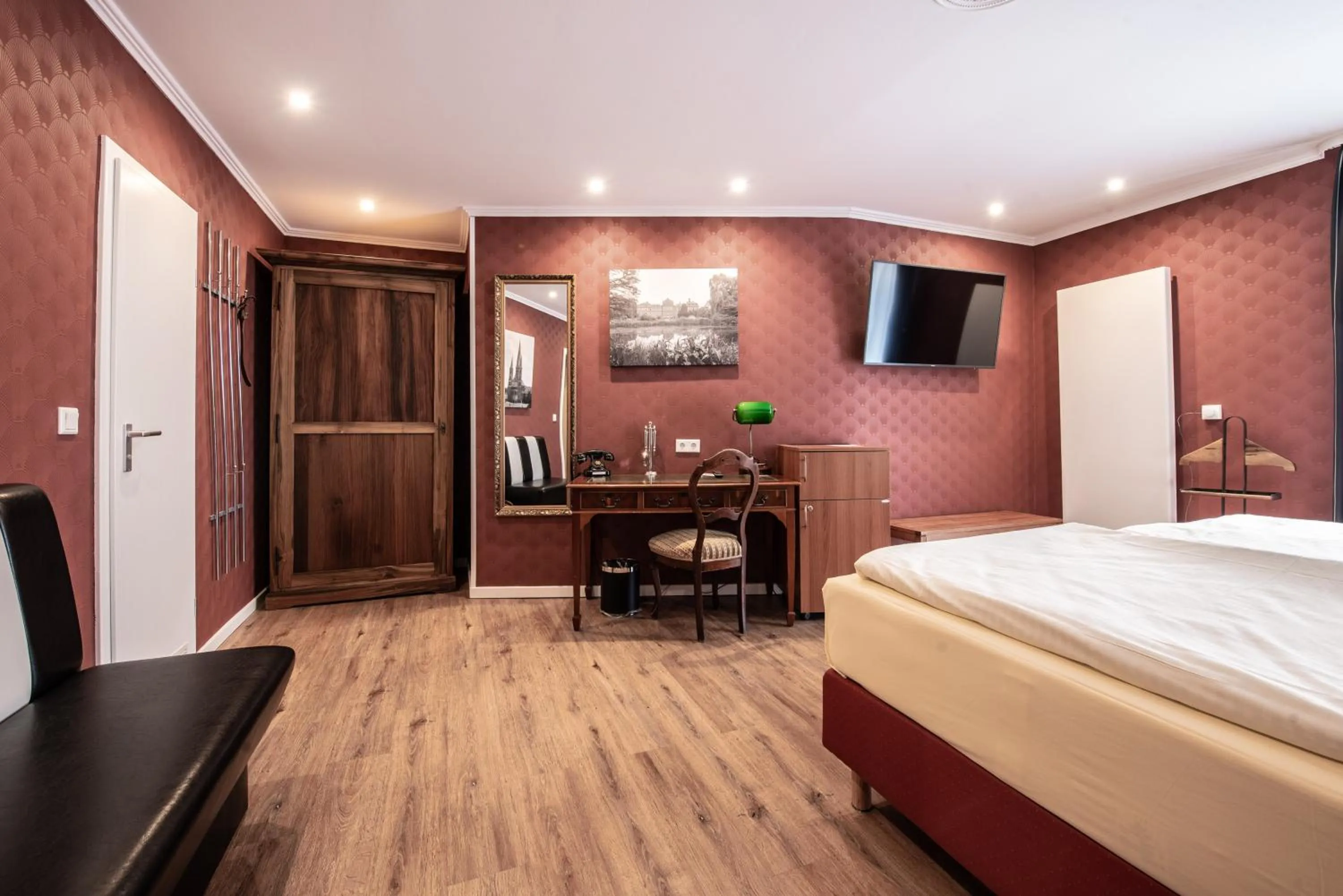 Photo of the whole room, Bed in Hotel Kurfürstenhof