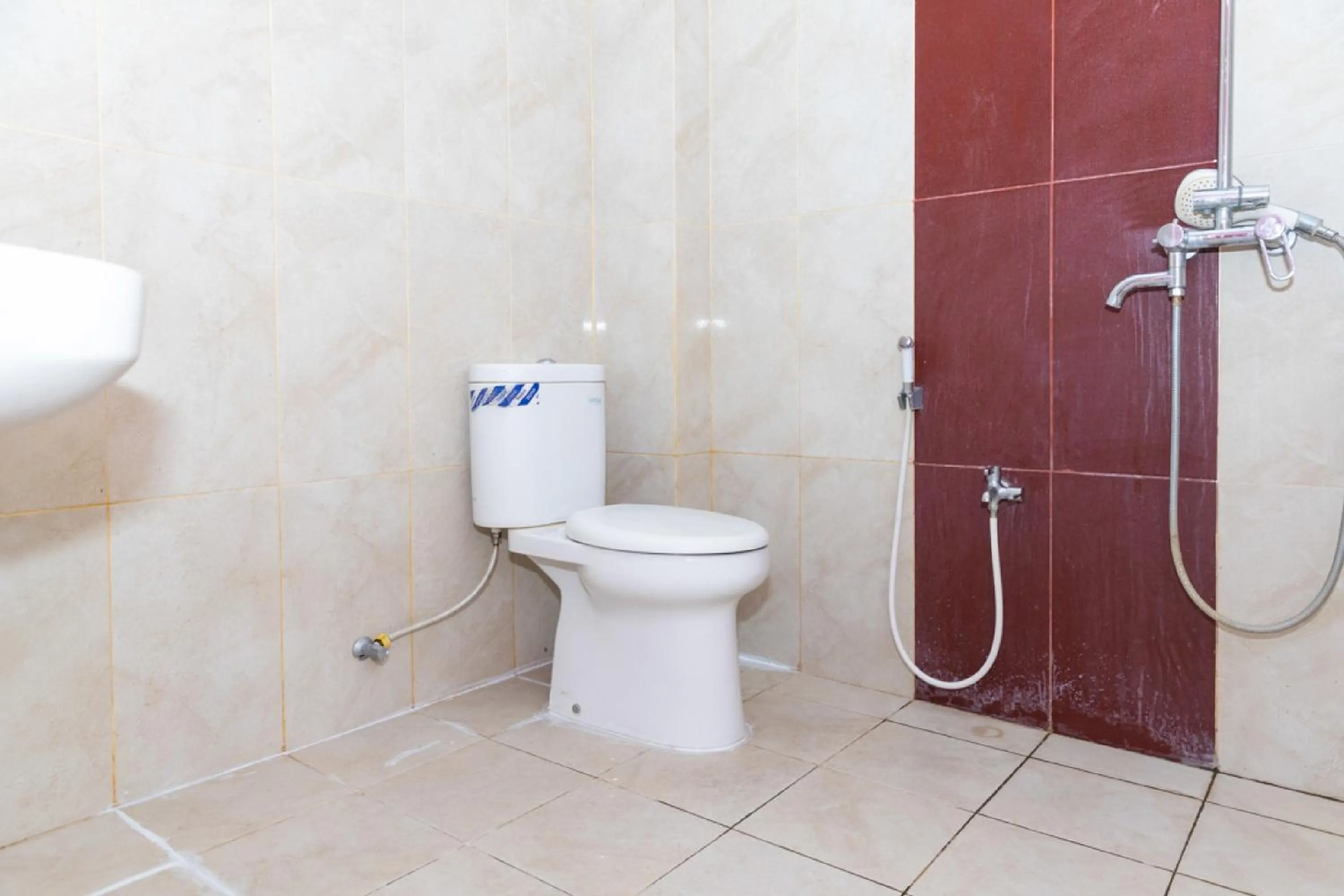 Bathroom in RedDoorz Premium @ Sea Residence Manado