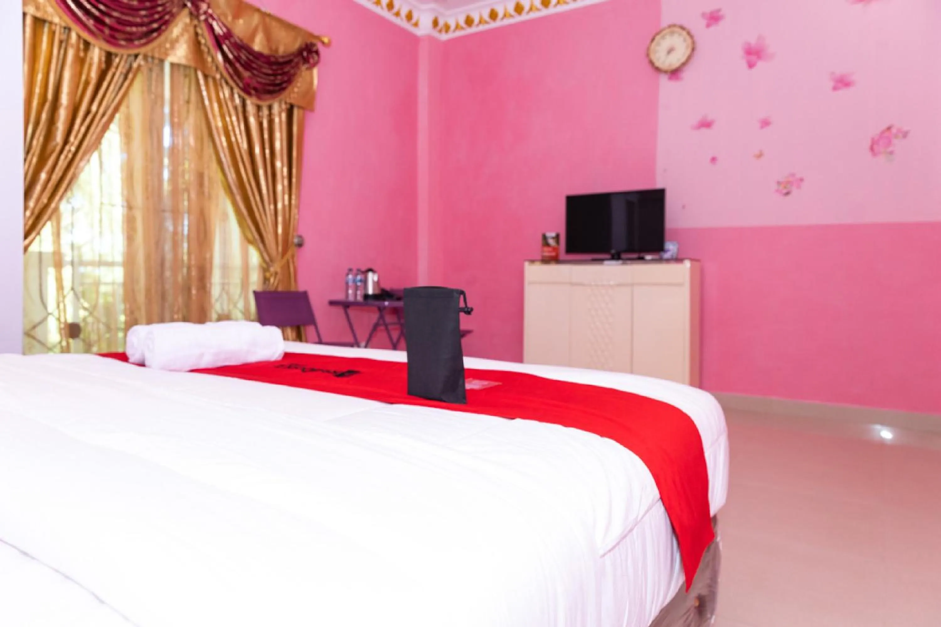 Bedroom, Bed in RedDoorz Premium @ Sea Residence Manado