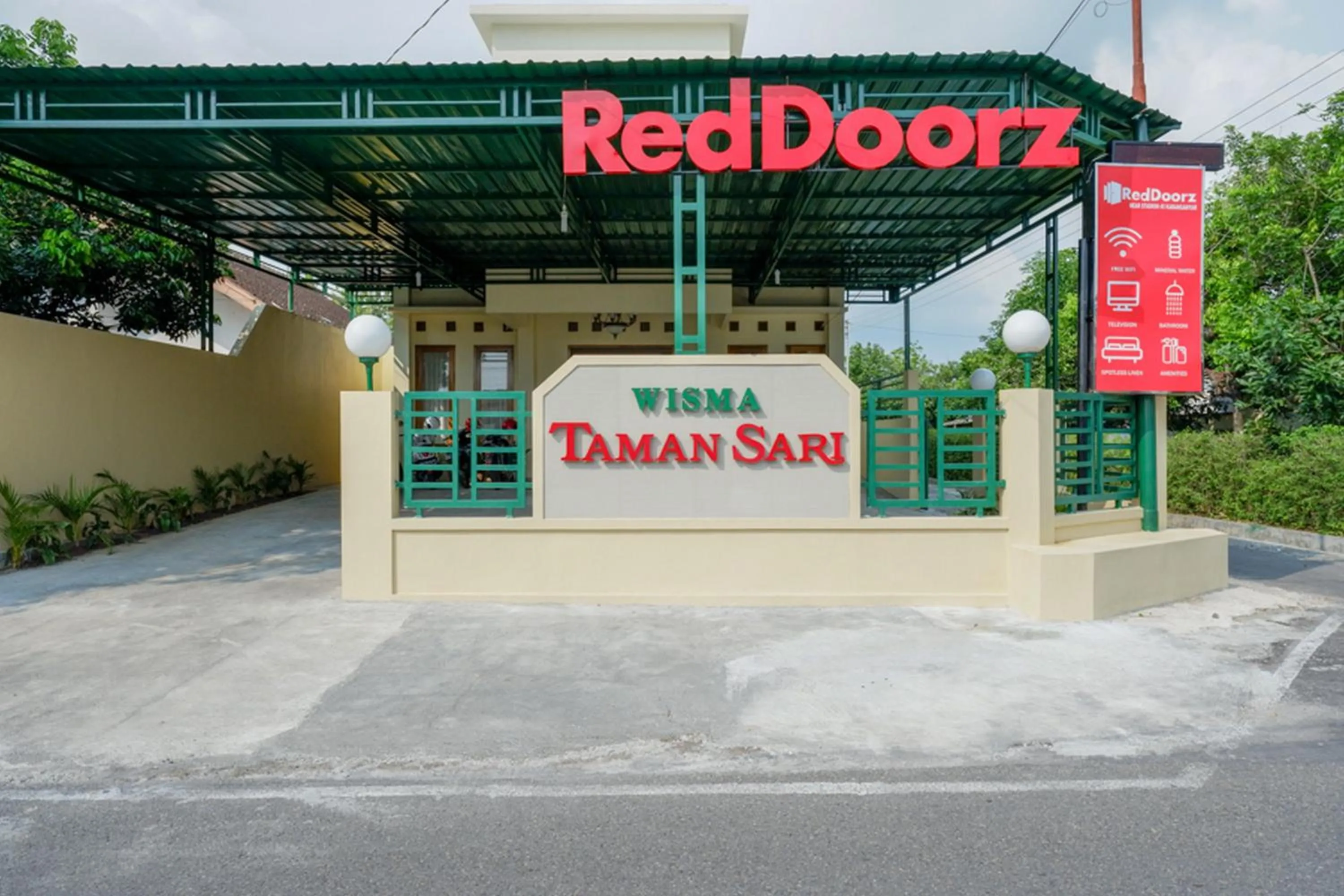 Facade/entrance in RedDoorz near Stadion 45 Karanganyar