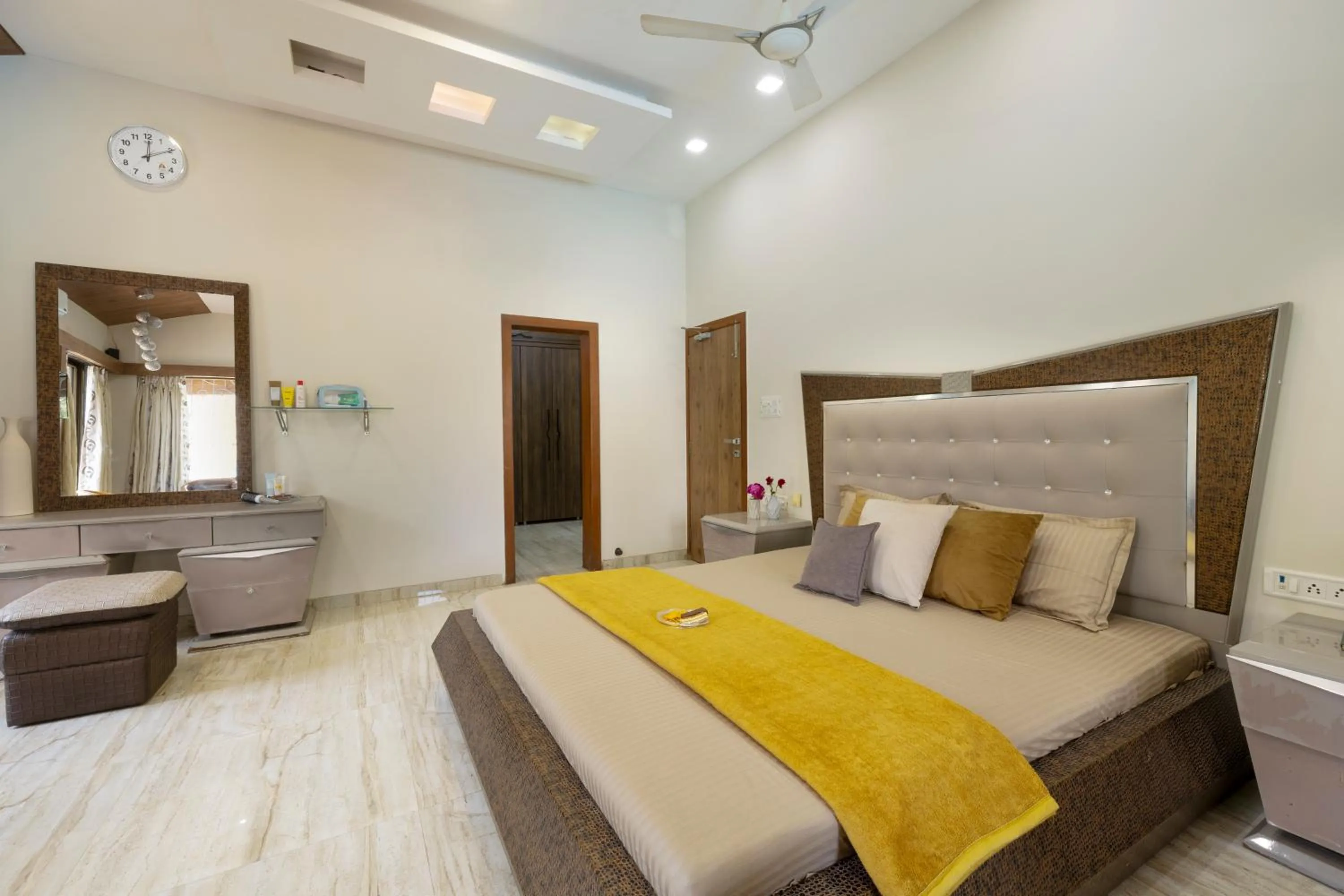 Bedroom, Bed in Geeta Bhawan Villa