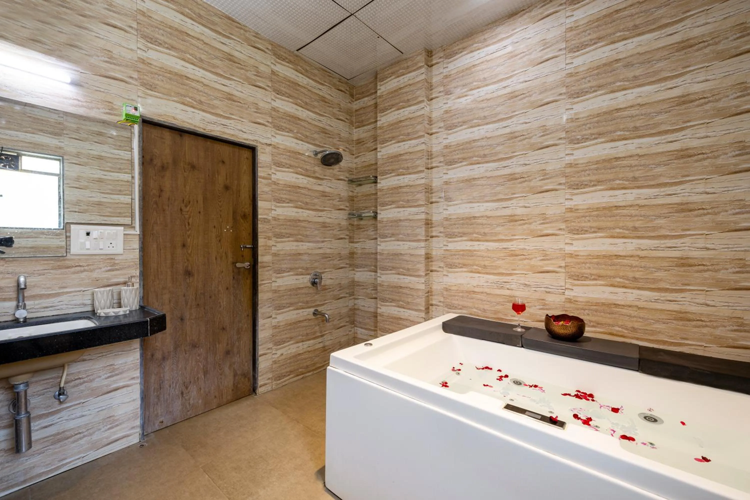 Bath in Geeta Bhawan Villa