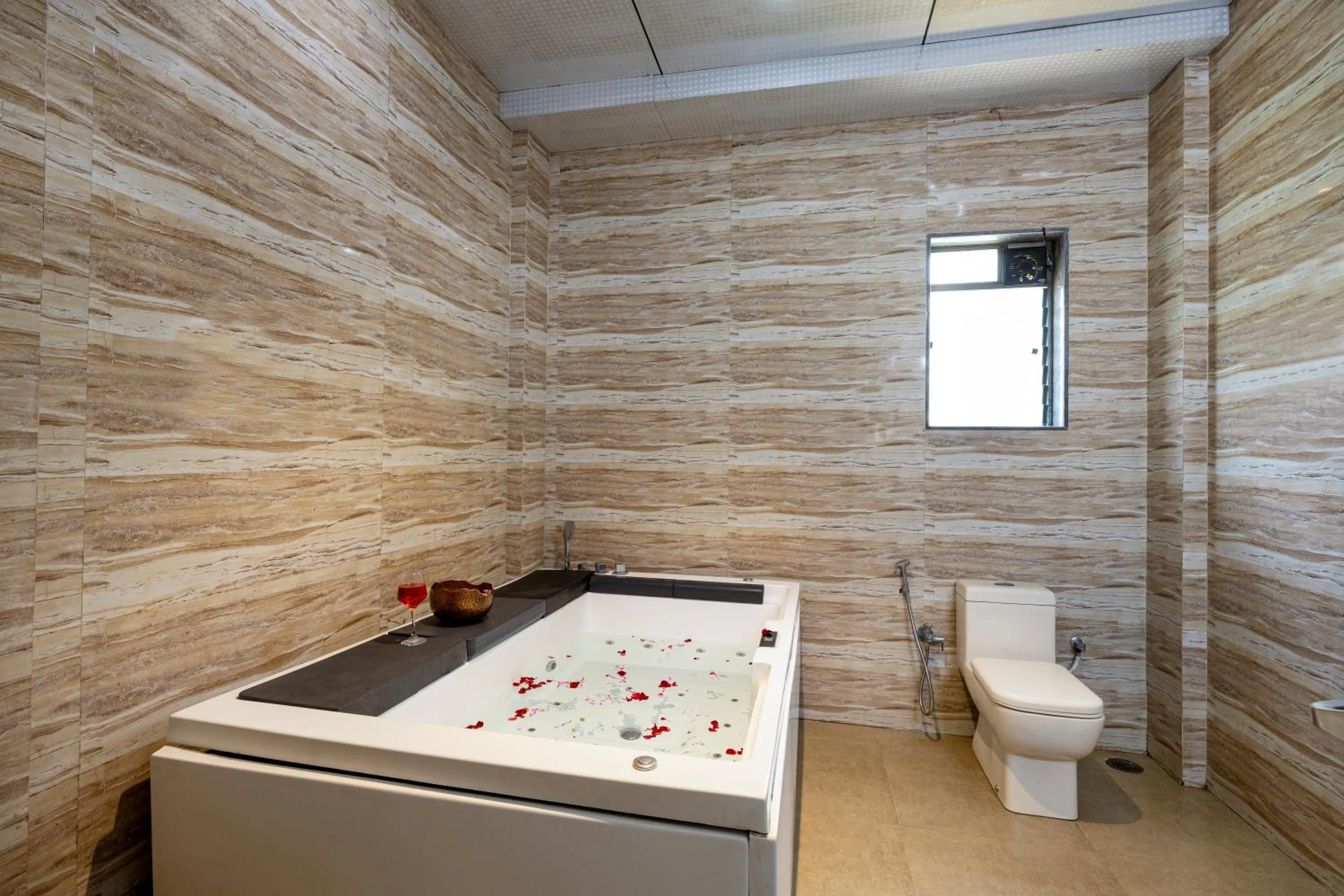 Bath in Geeta Bhawan Villa