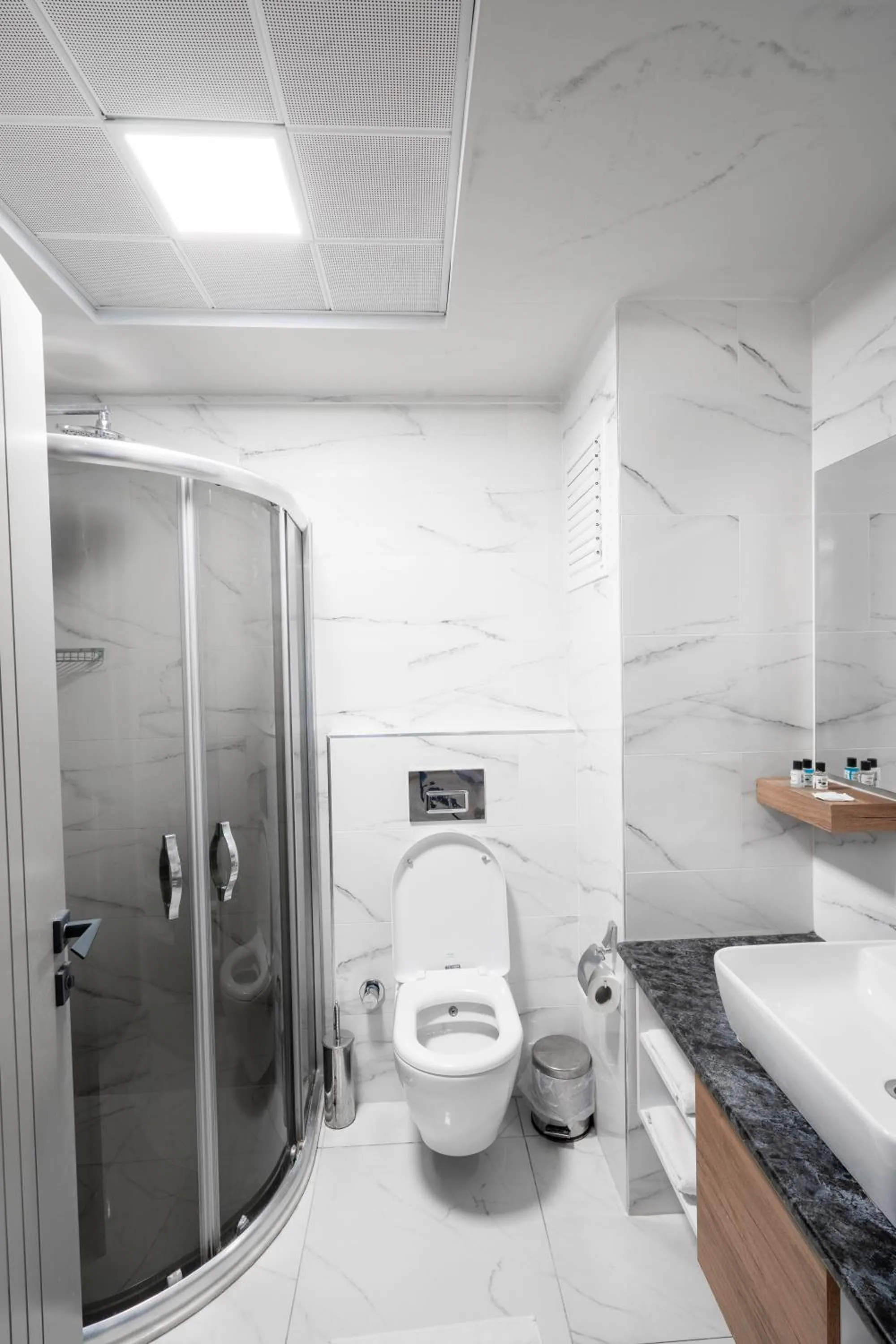 Shower in Golden World Suite Hotel