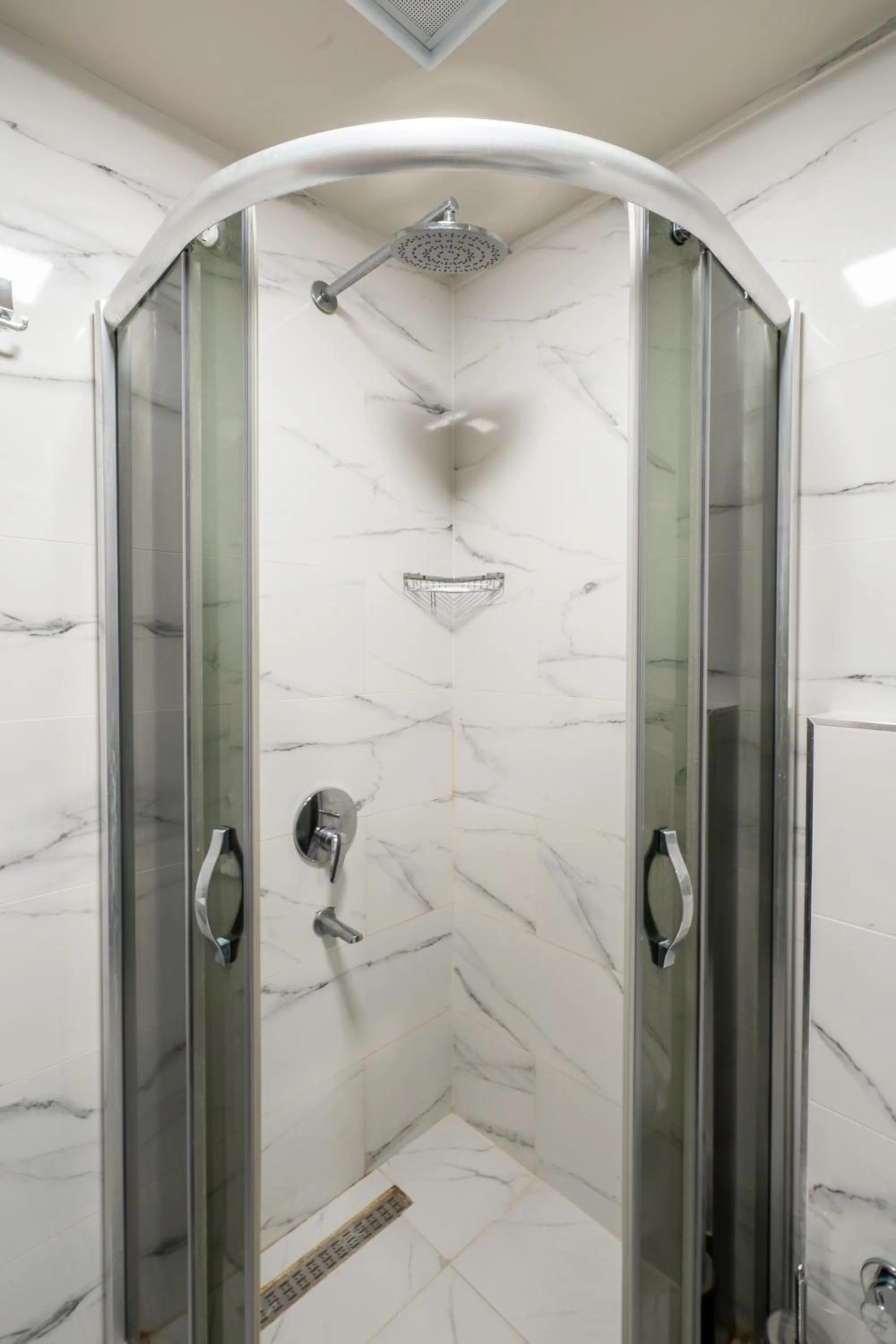 Shower in Golden World Suite Hotel