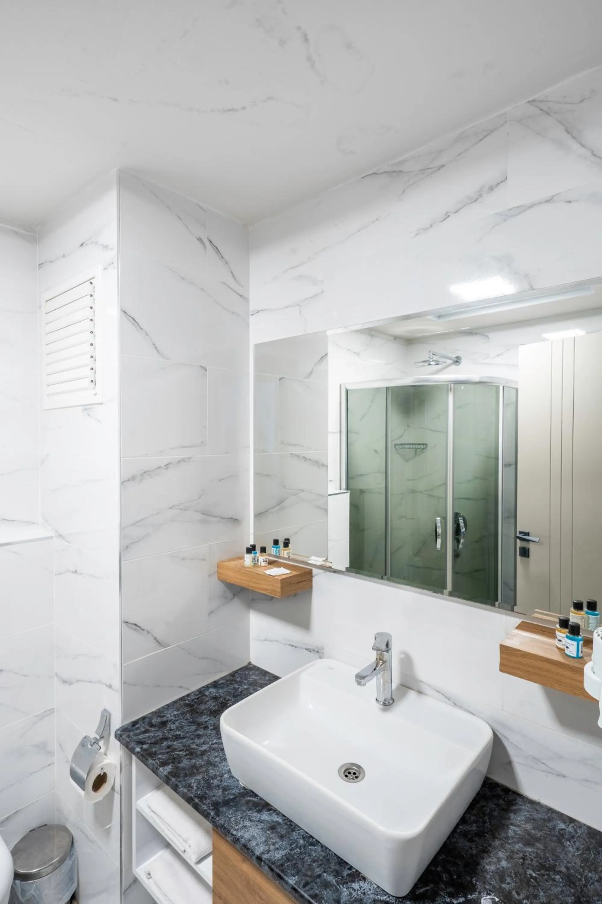 Bathroom in Golden World Suite Hotel