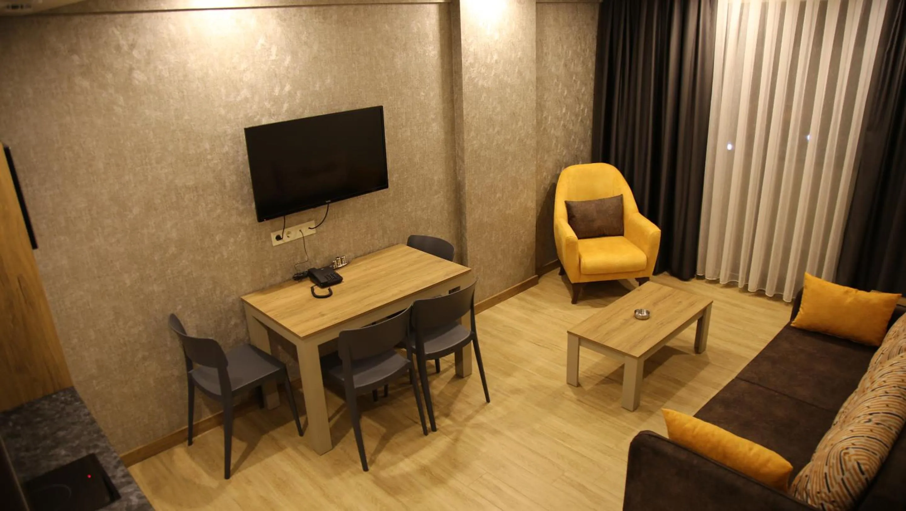 Communal lounge/ TV room in Golden World Suite Hotel