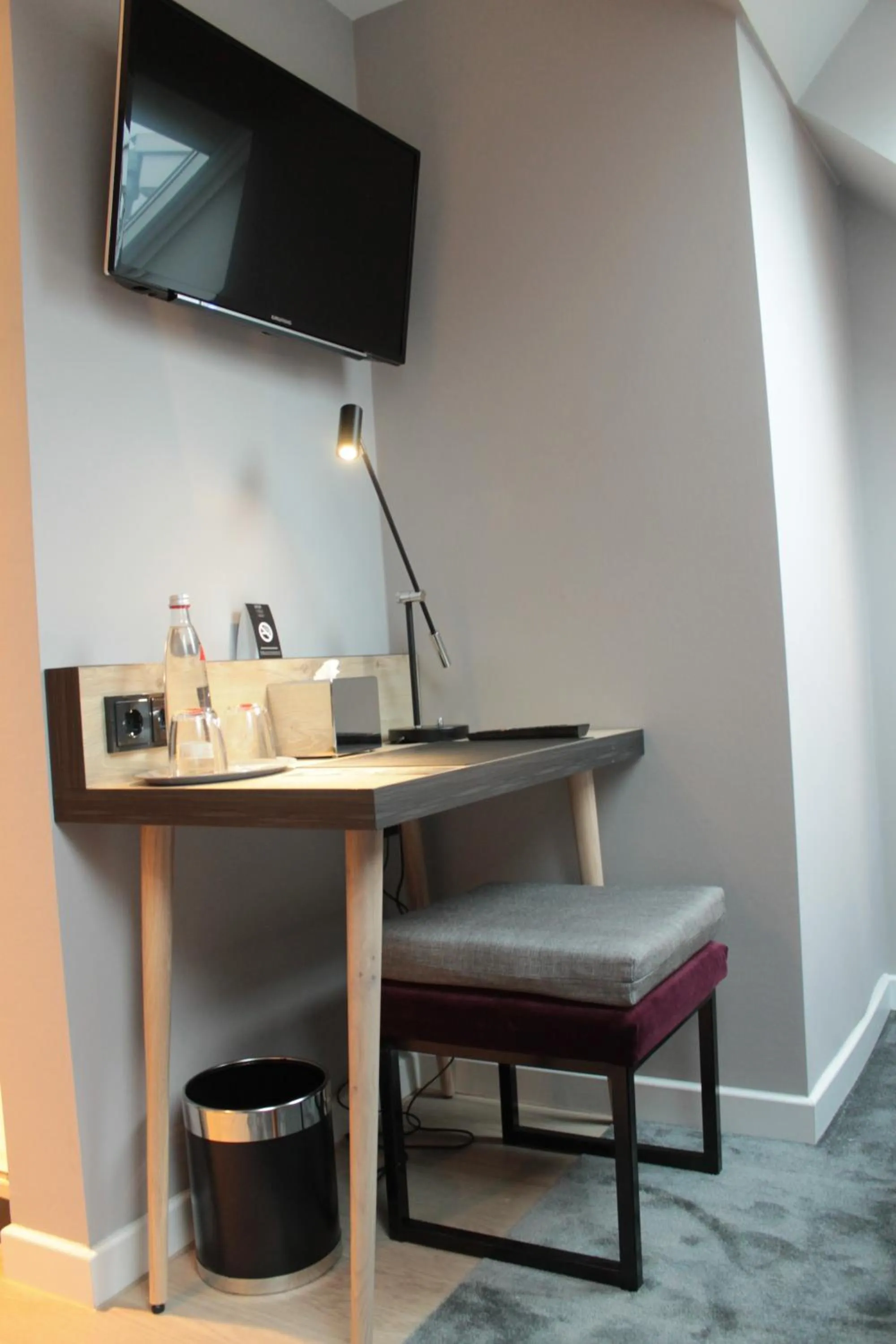 TV and multimedia in Vienna House Easy by Wyndham Hamburg City