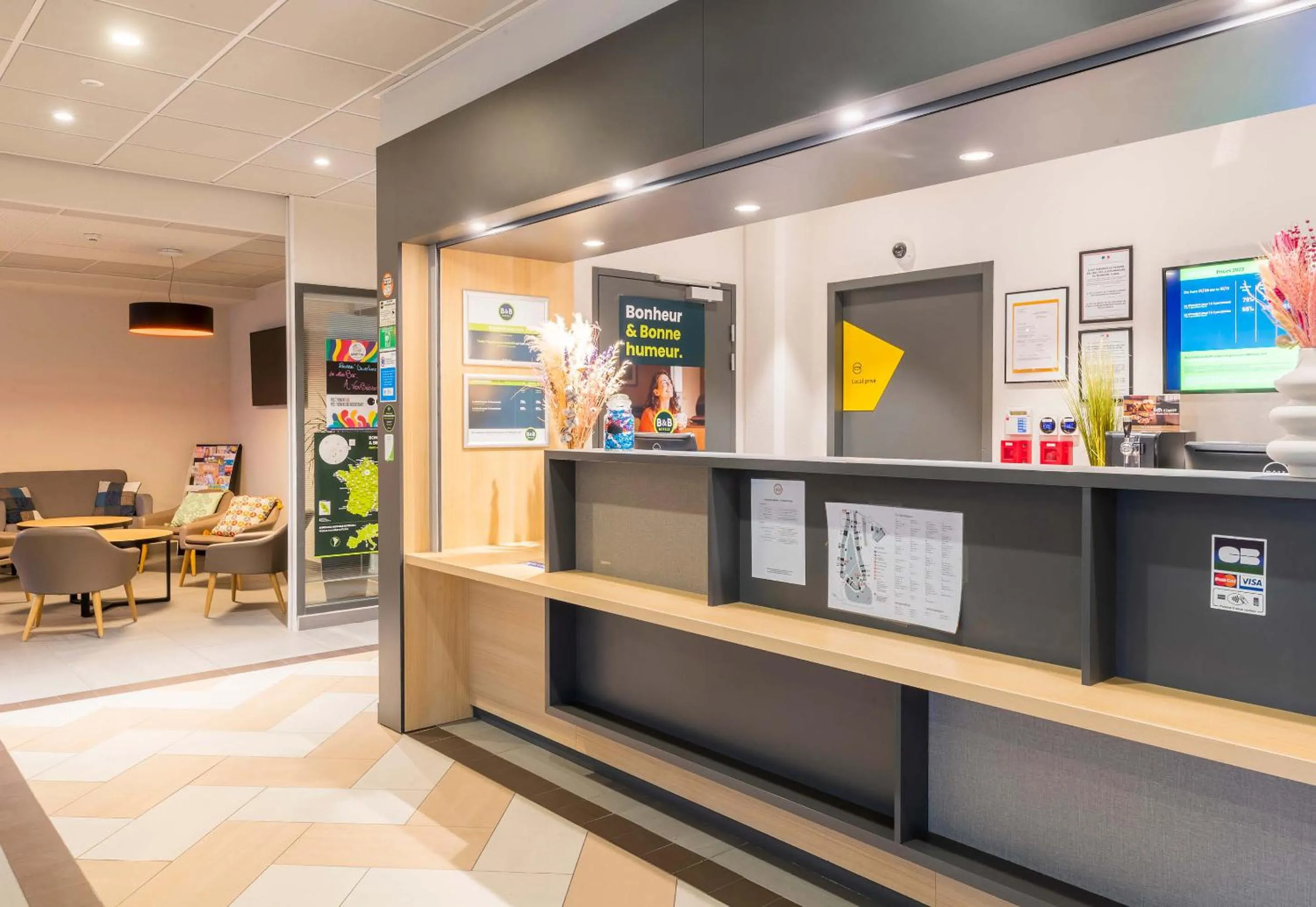 Lobby or reception in B&B HOTEL Troyes Magasins d'usine