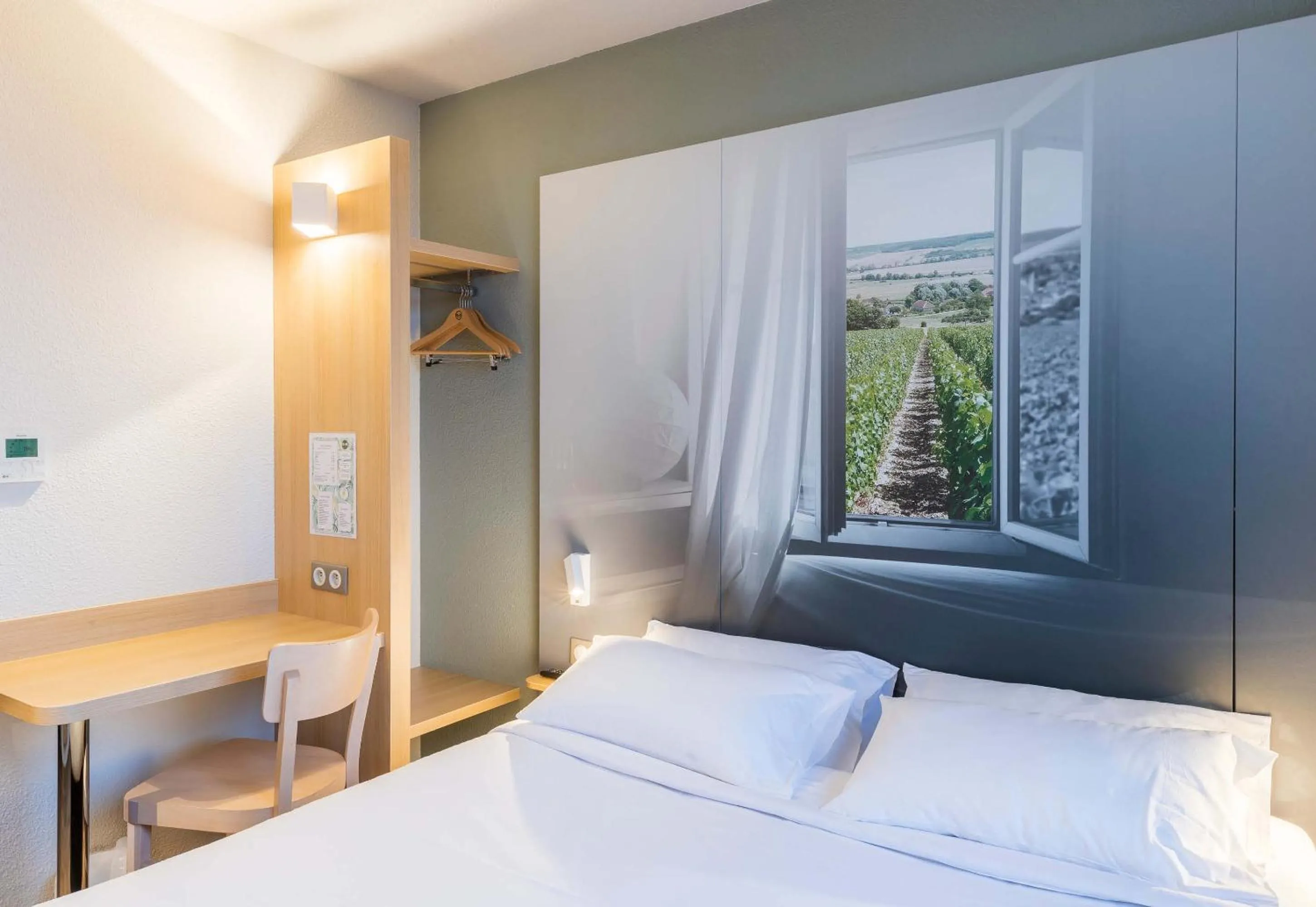 Bedroom, Bed in B&B HOTEL Troyes Magasins d'usine