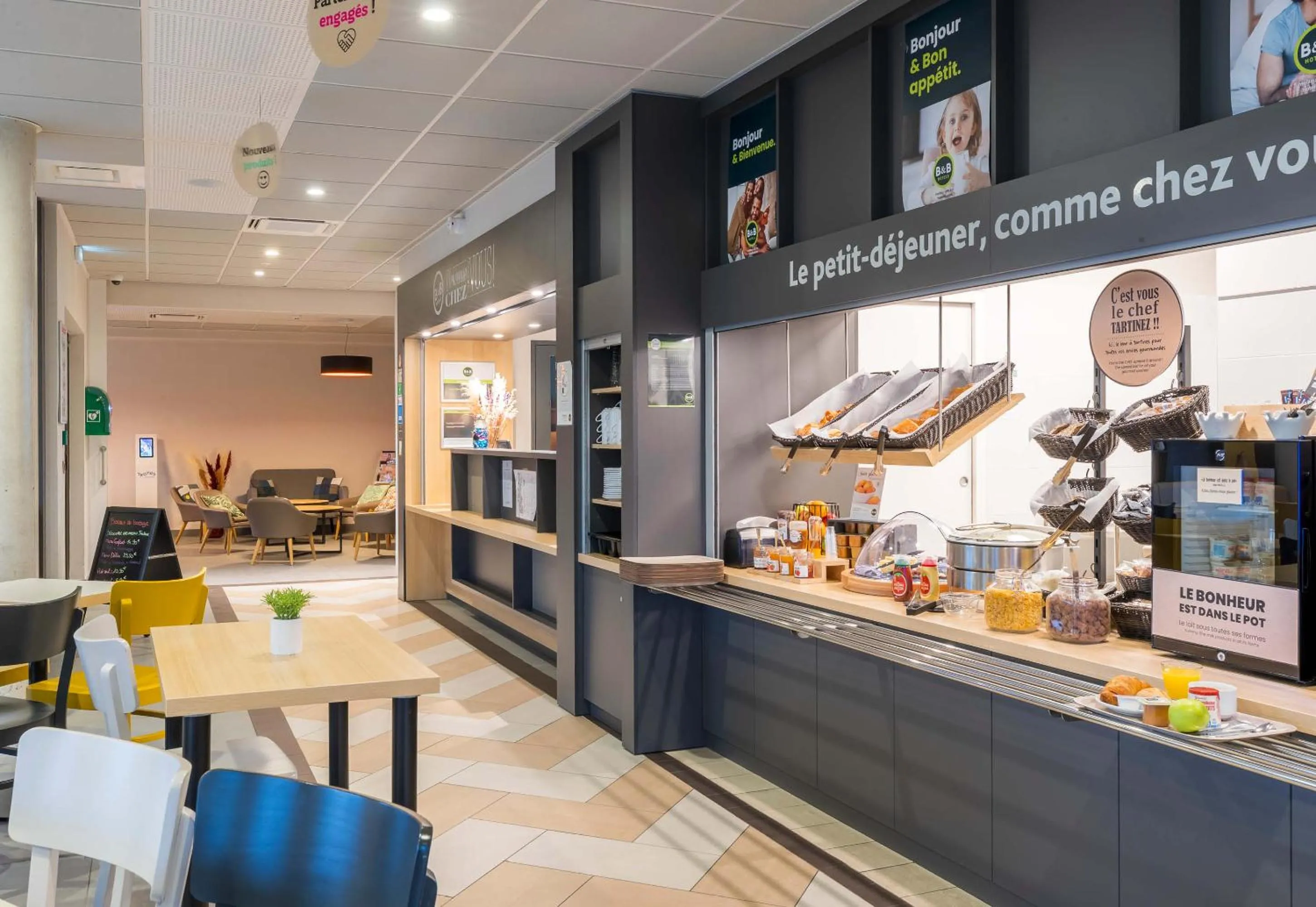 Buffet breakfast in B&B HOTEL Troyes Magasins d'usine