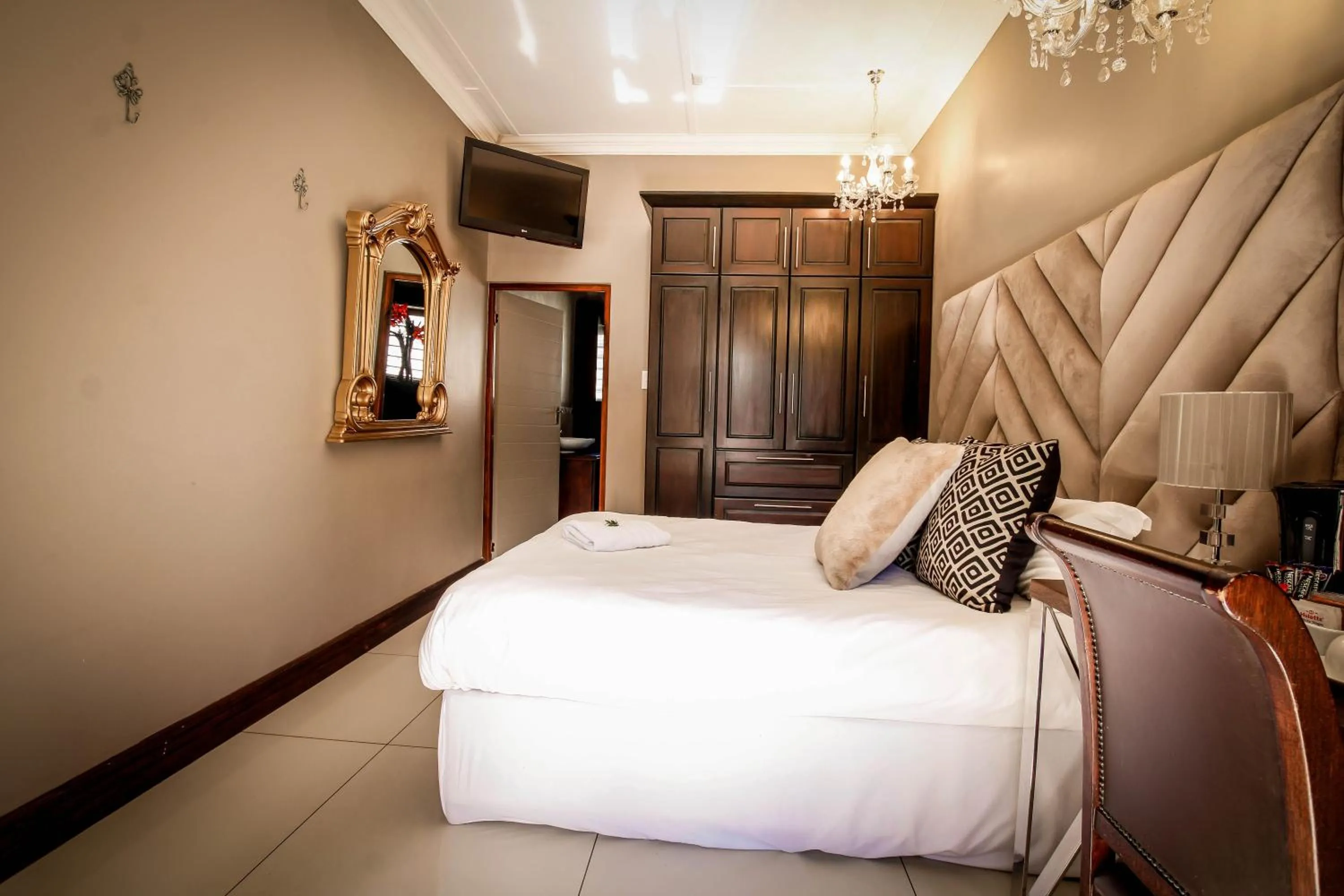 TV and multimedia, Bed in Potch Manor Guest House