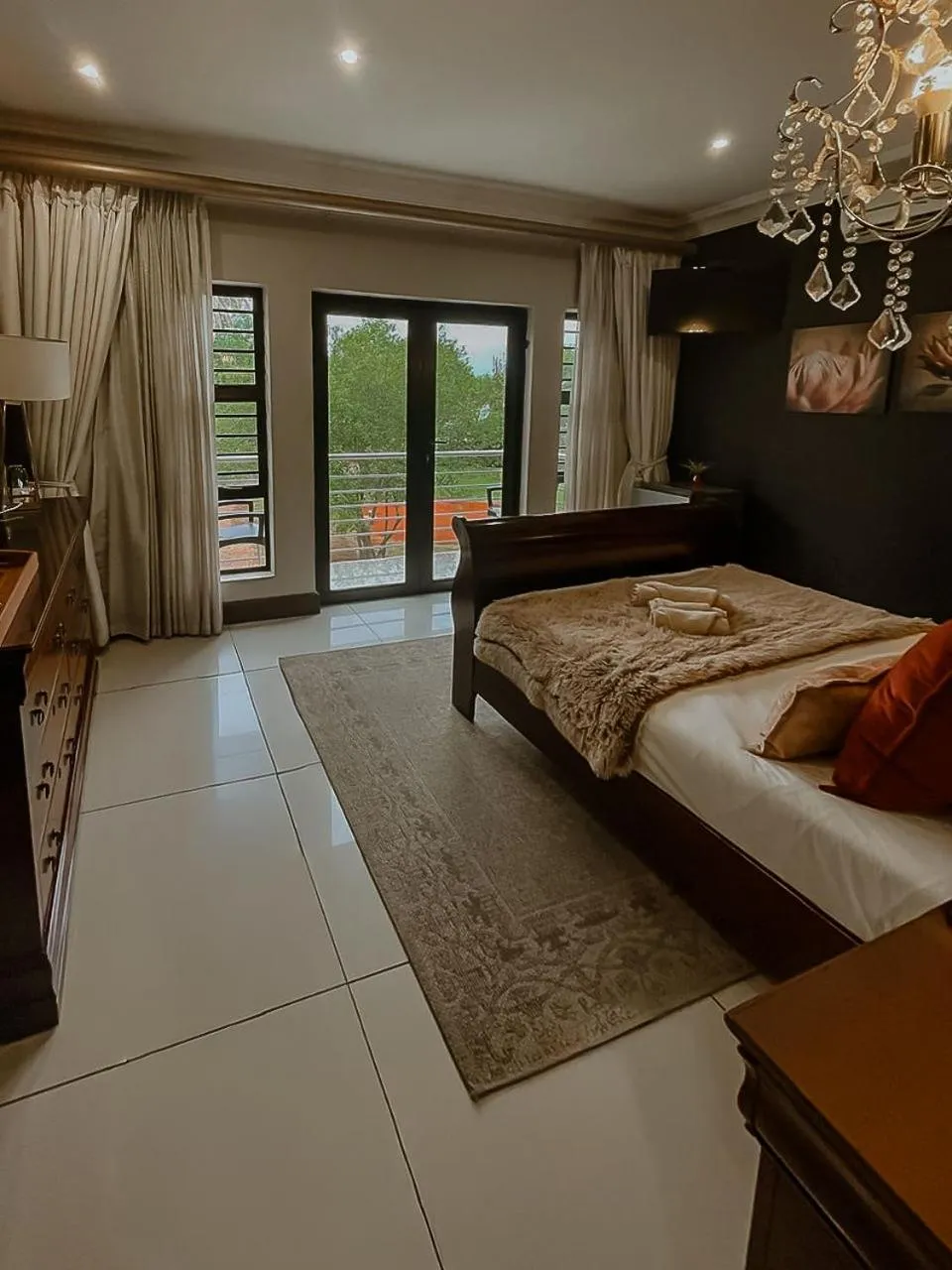 View (from property/room), Bed in Potch Manor Guest House