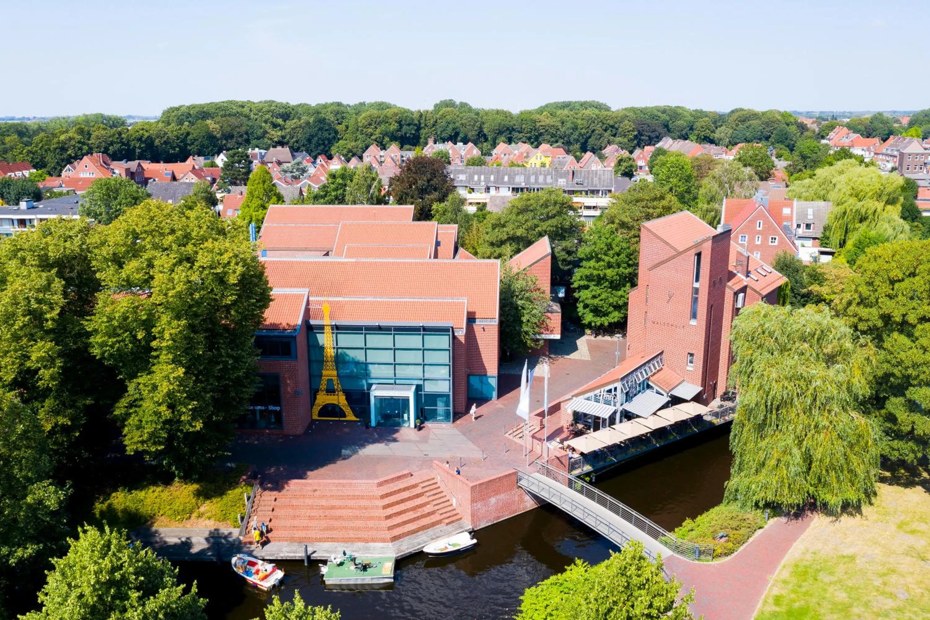 Nearby landmark in Hotel DH -Deutsches Haus-