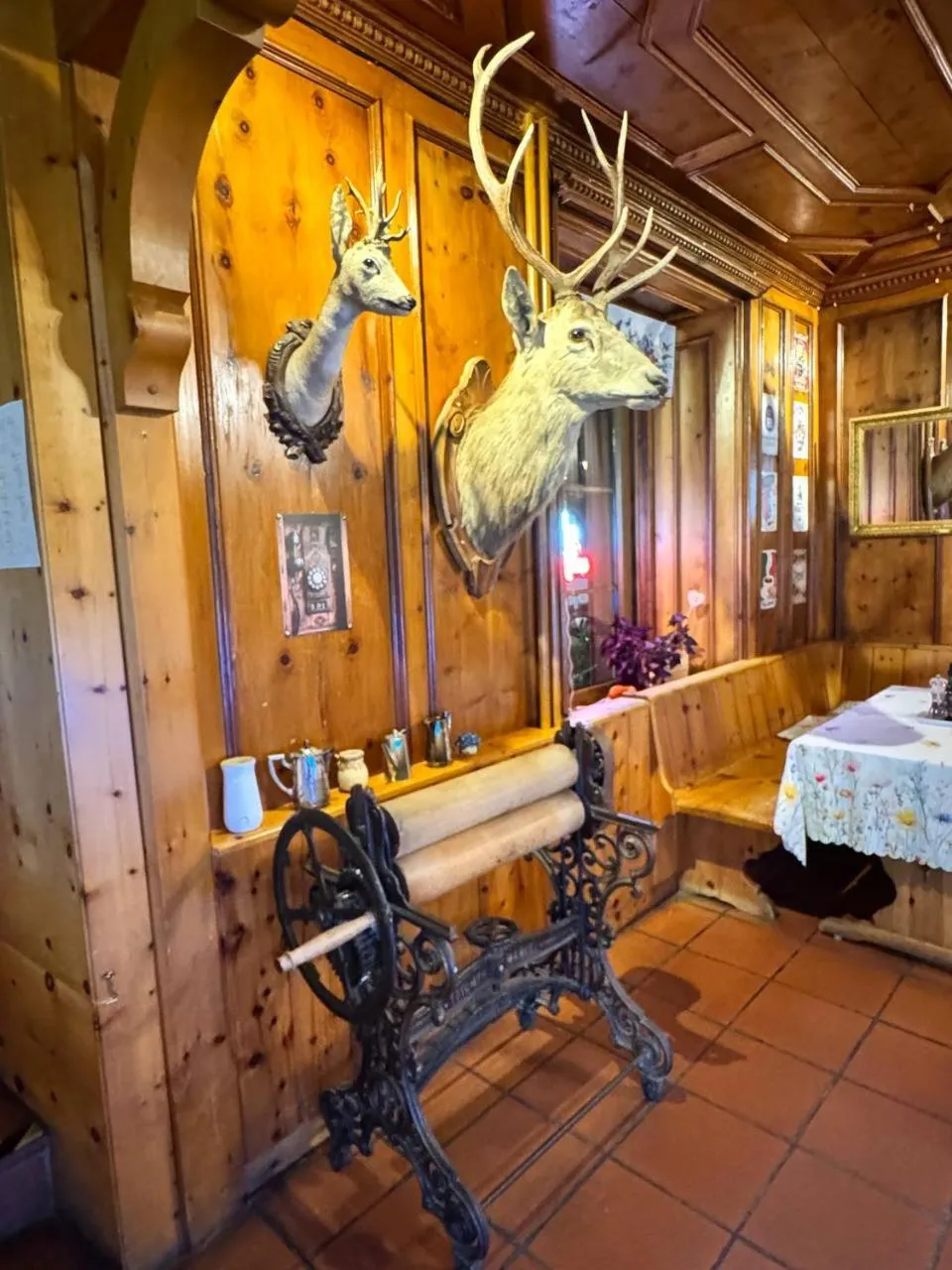 Decorative detail in Hotel Post Cunter Biancardi