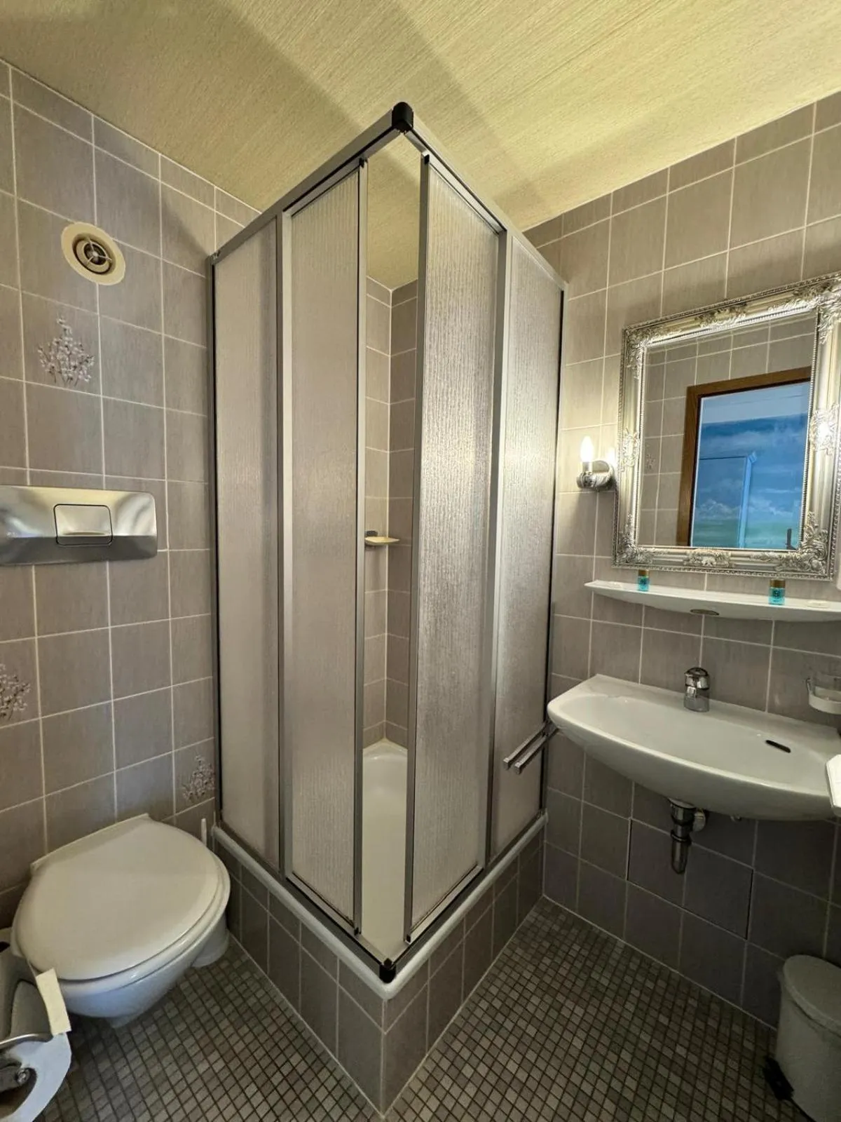 Bathroom in Hotel Post Cunter Biancardi