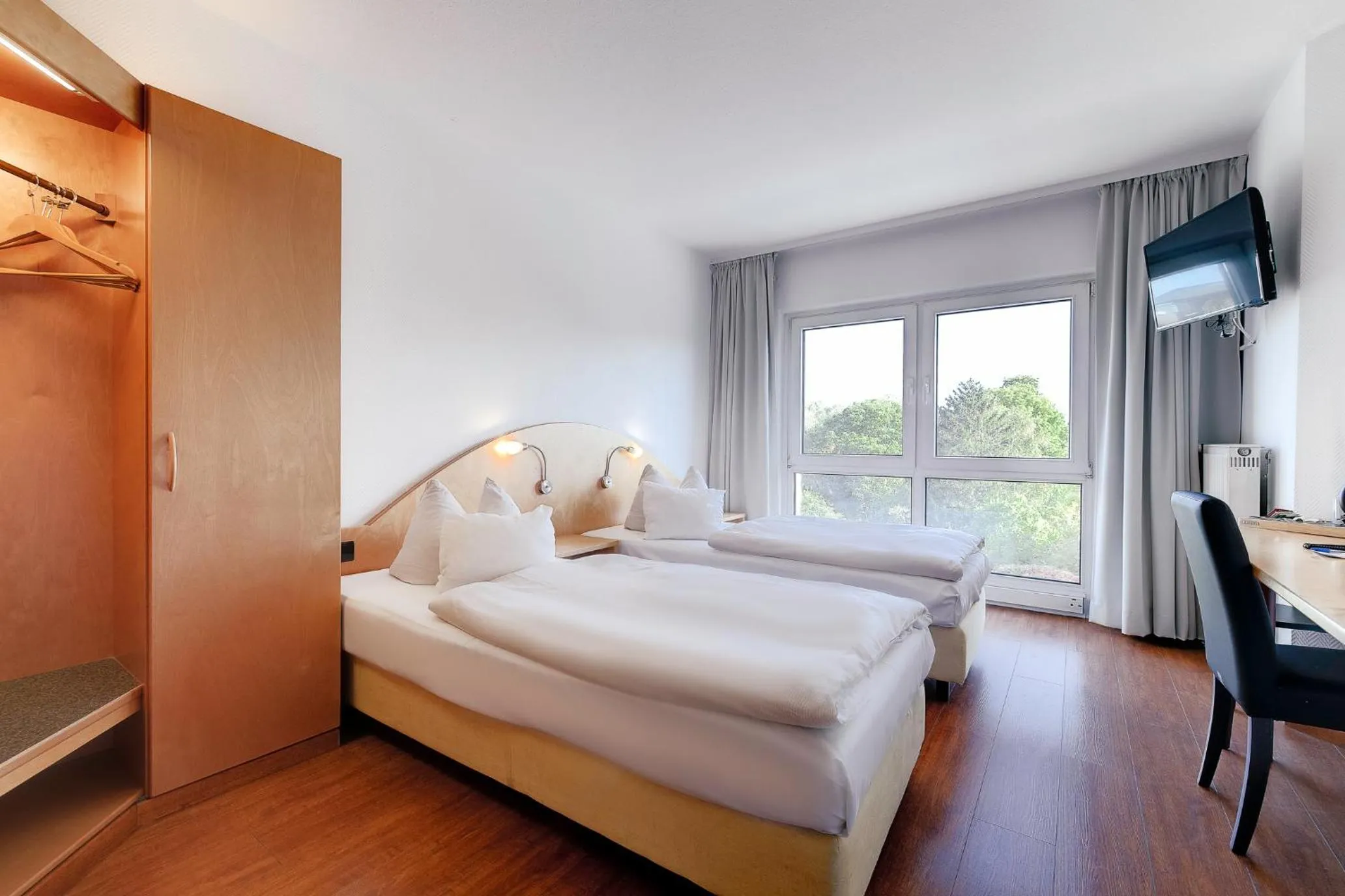 Photo of the whole room, Bed in Ambiente Langenhagen Hannover by Tulip Inn