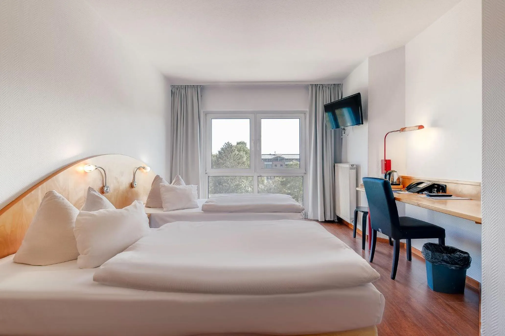 Photo of the whole room, Bed in Ambiente Langenhagen Hannover by Tulip Inn