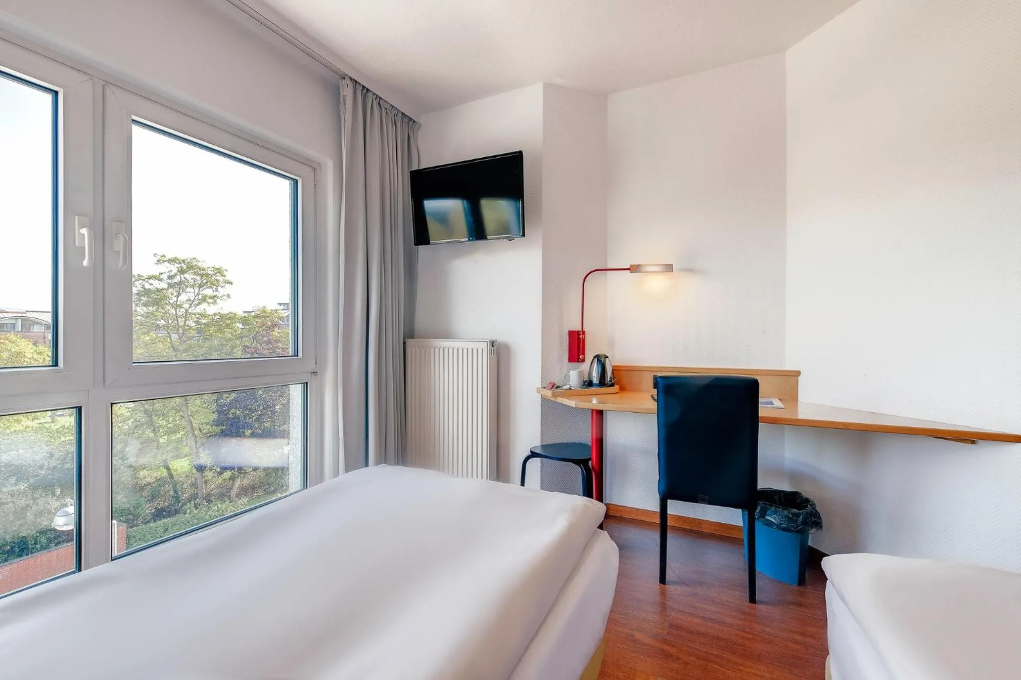 Photo of the whole room, Bed in Ambiente Langenhagen Hannover by Tulip Inn