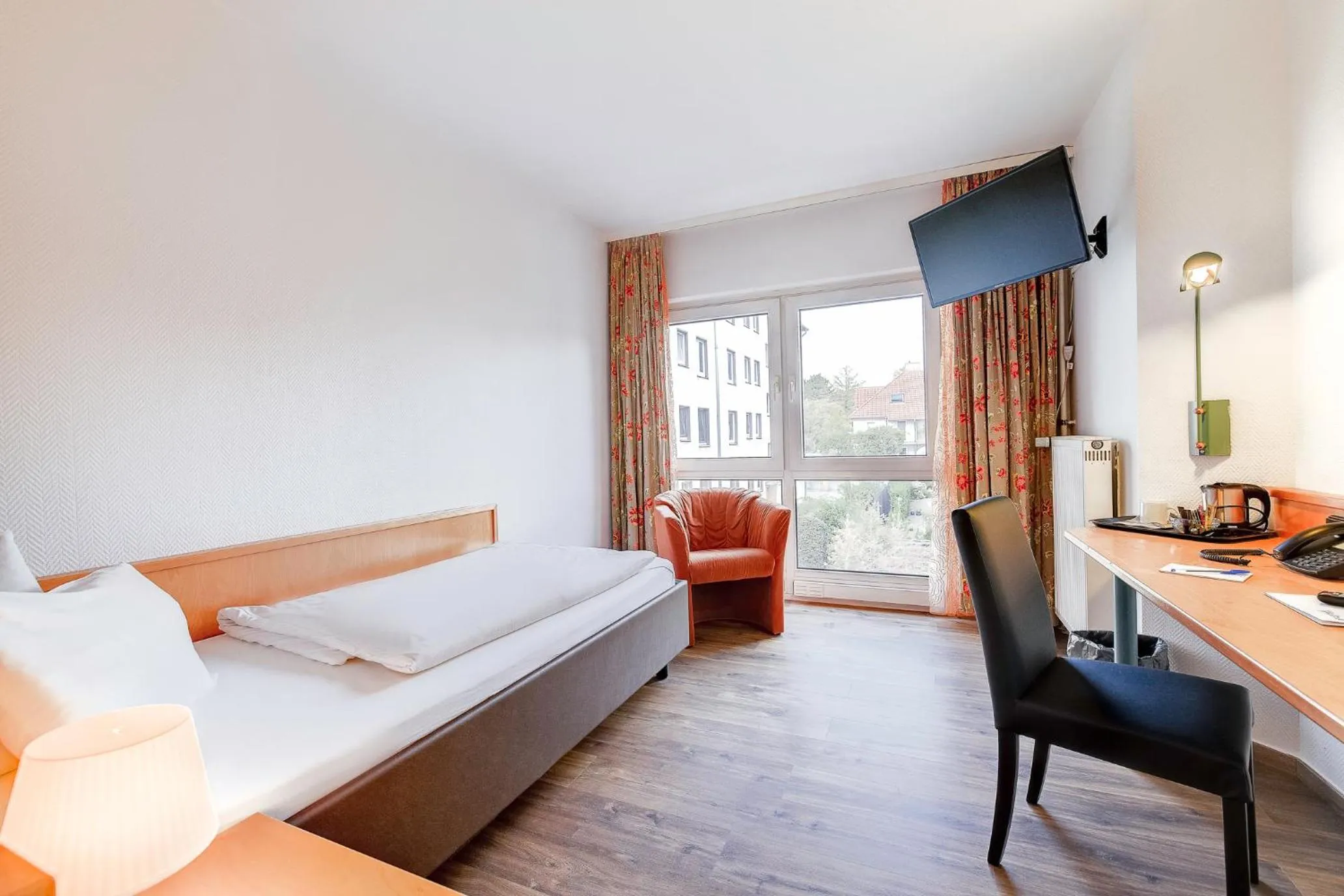 Photo of the whole room, Bed in Ambiente Langenhagen Hannover by Tulip Inn
