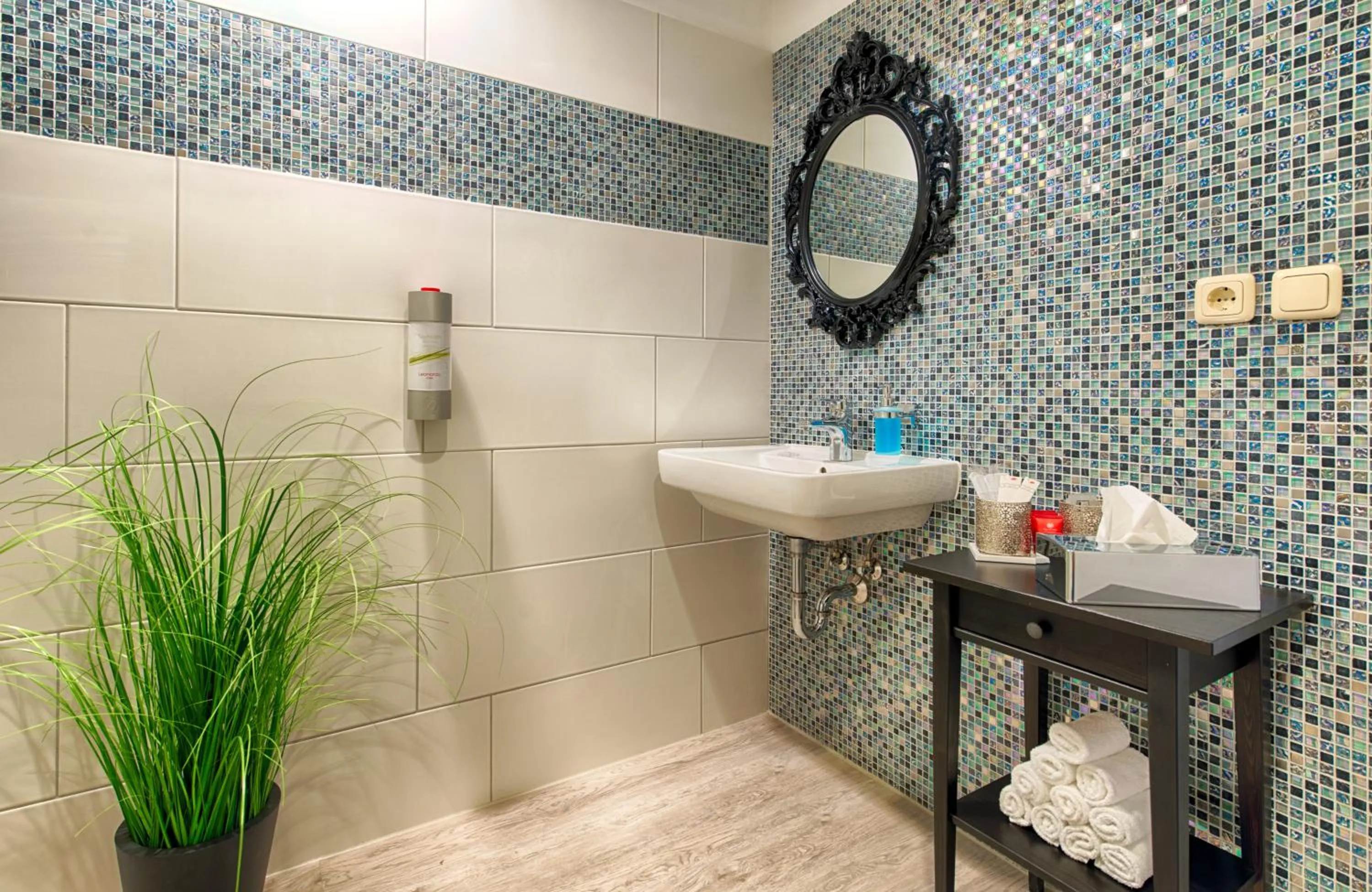 Decorative detail, Bathroom in Leonardo Inn Hotel Hamburg Airport