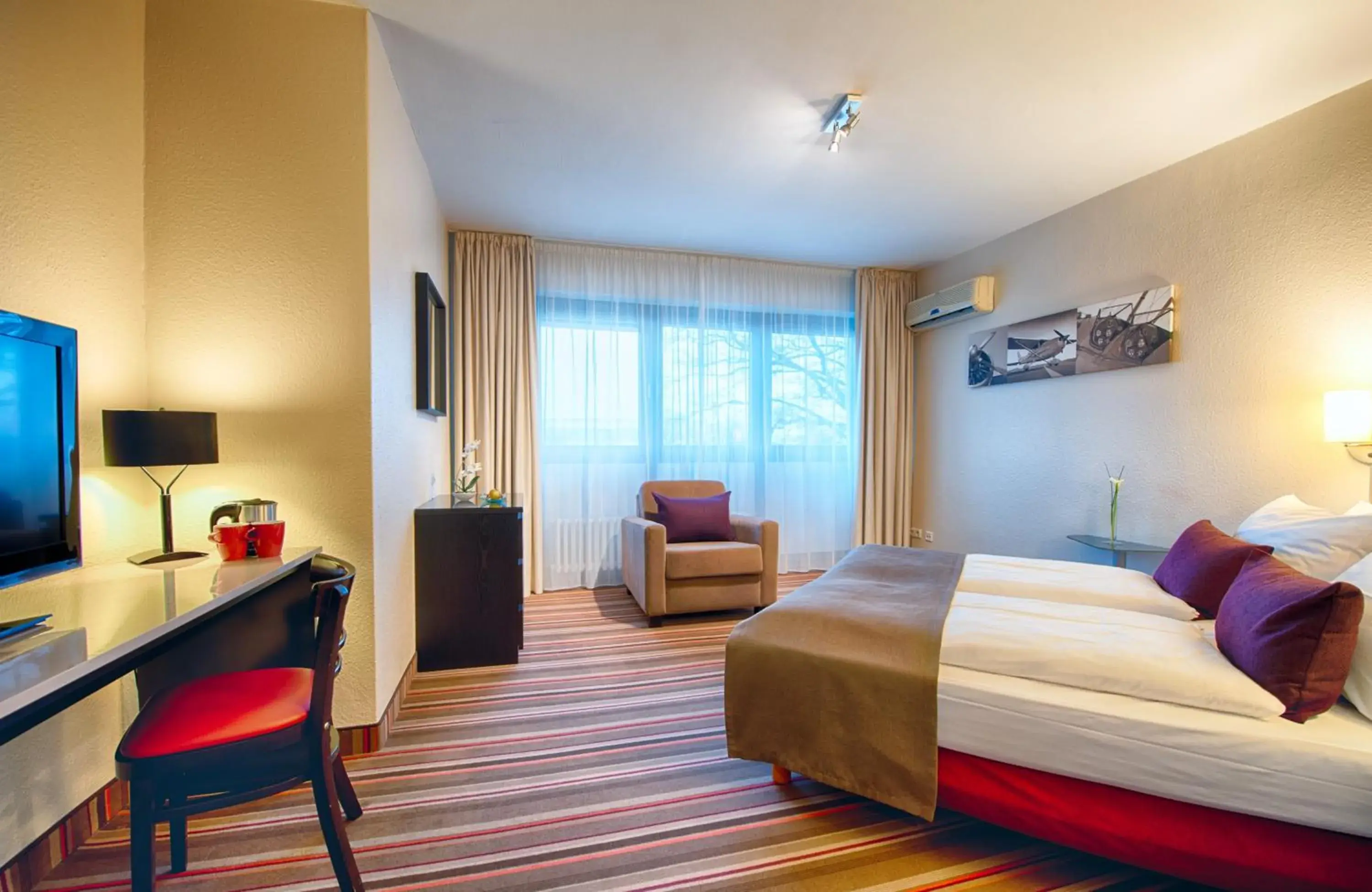 Bedroom, TV/Entertainment Center in Leonardo Inn Hotel Hamburg Airport Bedroom, TV/Entertainment Center in Leonardo Inn Hotel Hamburg Airport