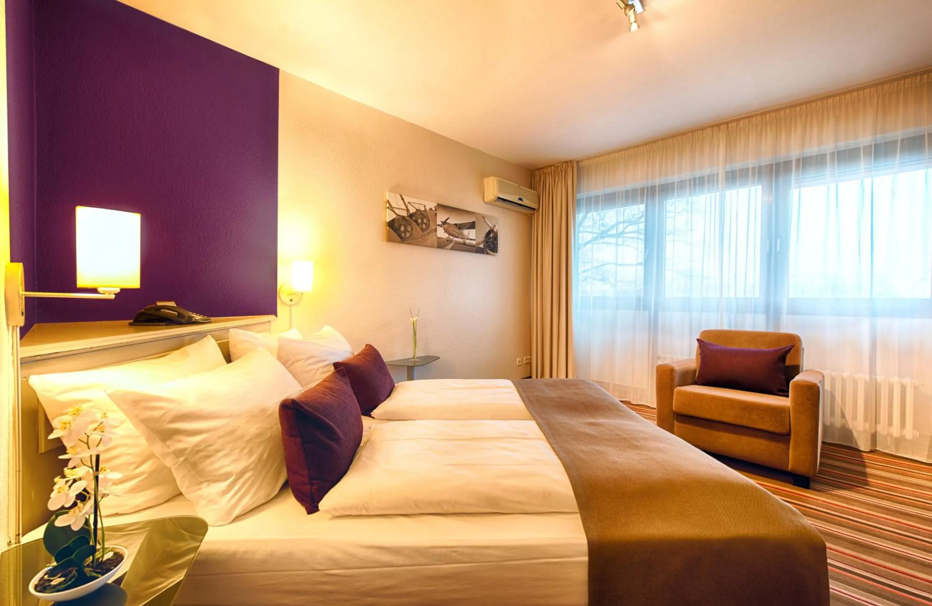 Photo of the whole room in Leonardo Inn Hotel Hamburg Airport