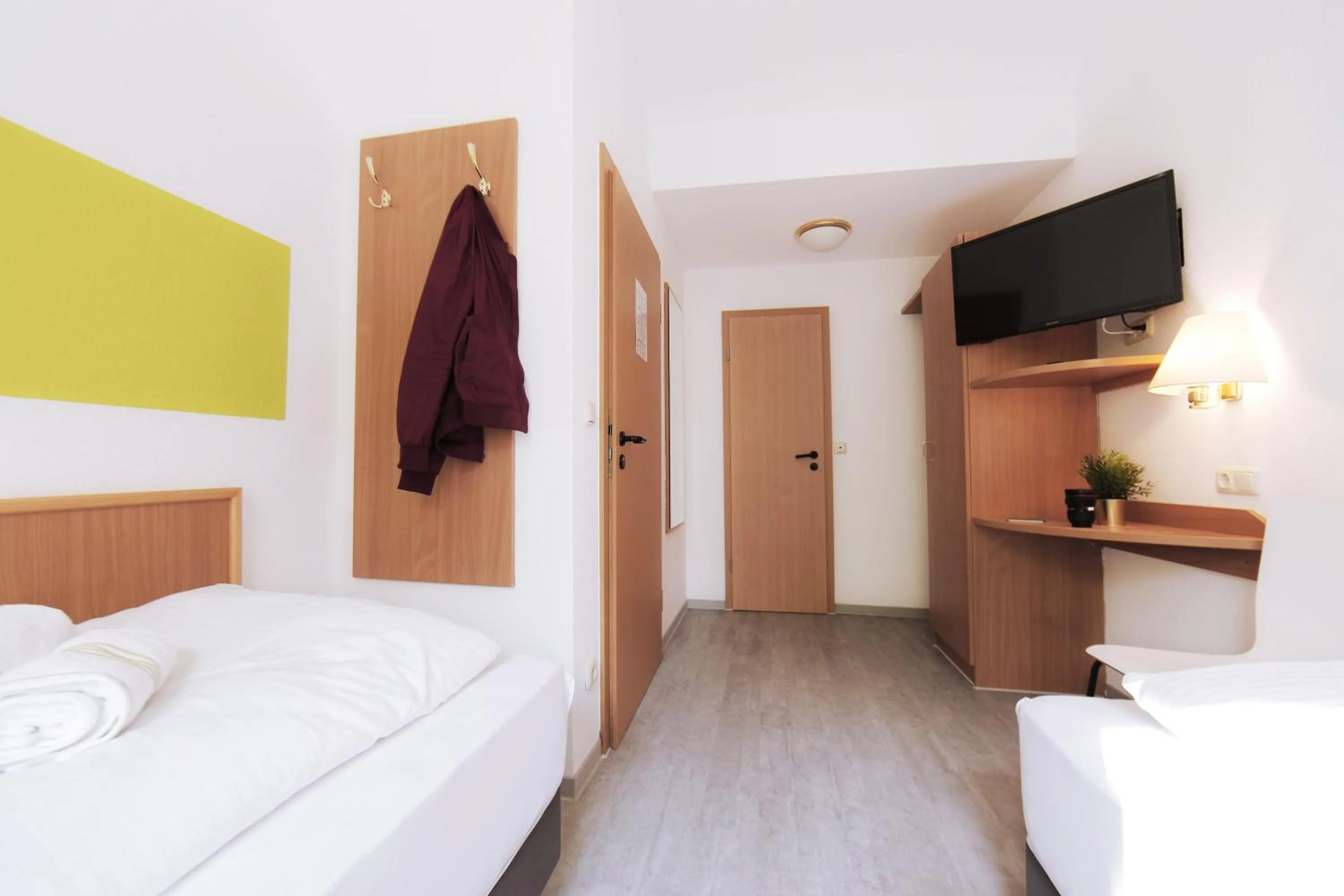 Photo of the whole room, Bed in bp24 Hotel Aachen