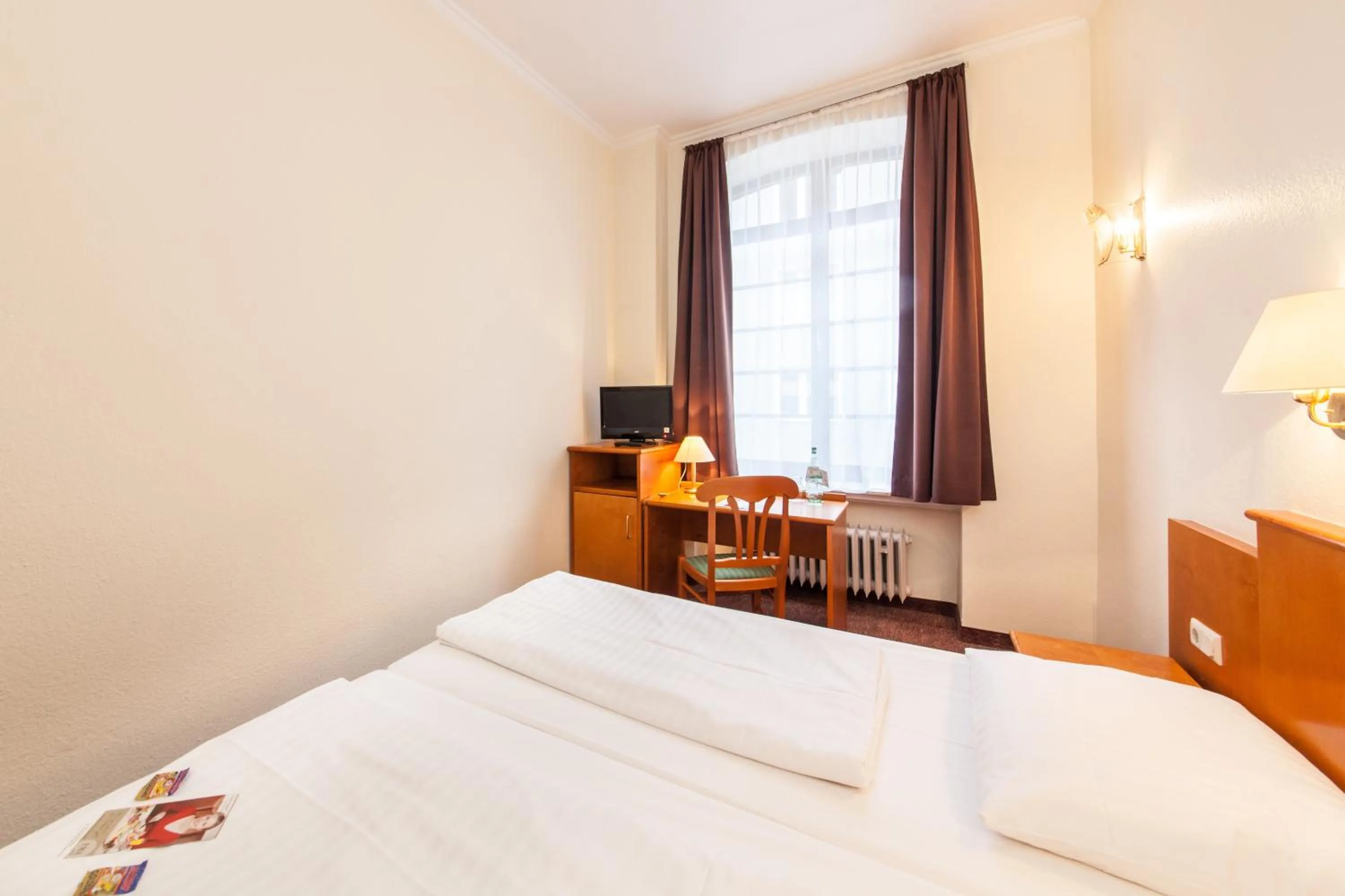 Photo of the whole room, Bed in Hotel Ahl Meerkatzen