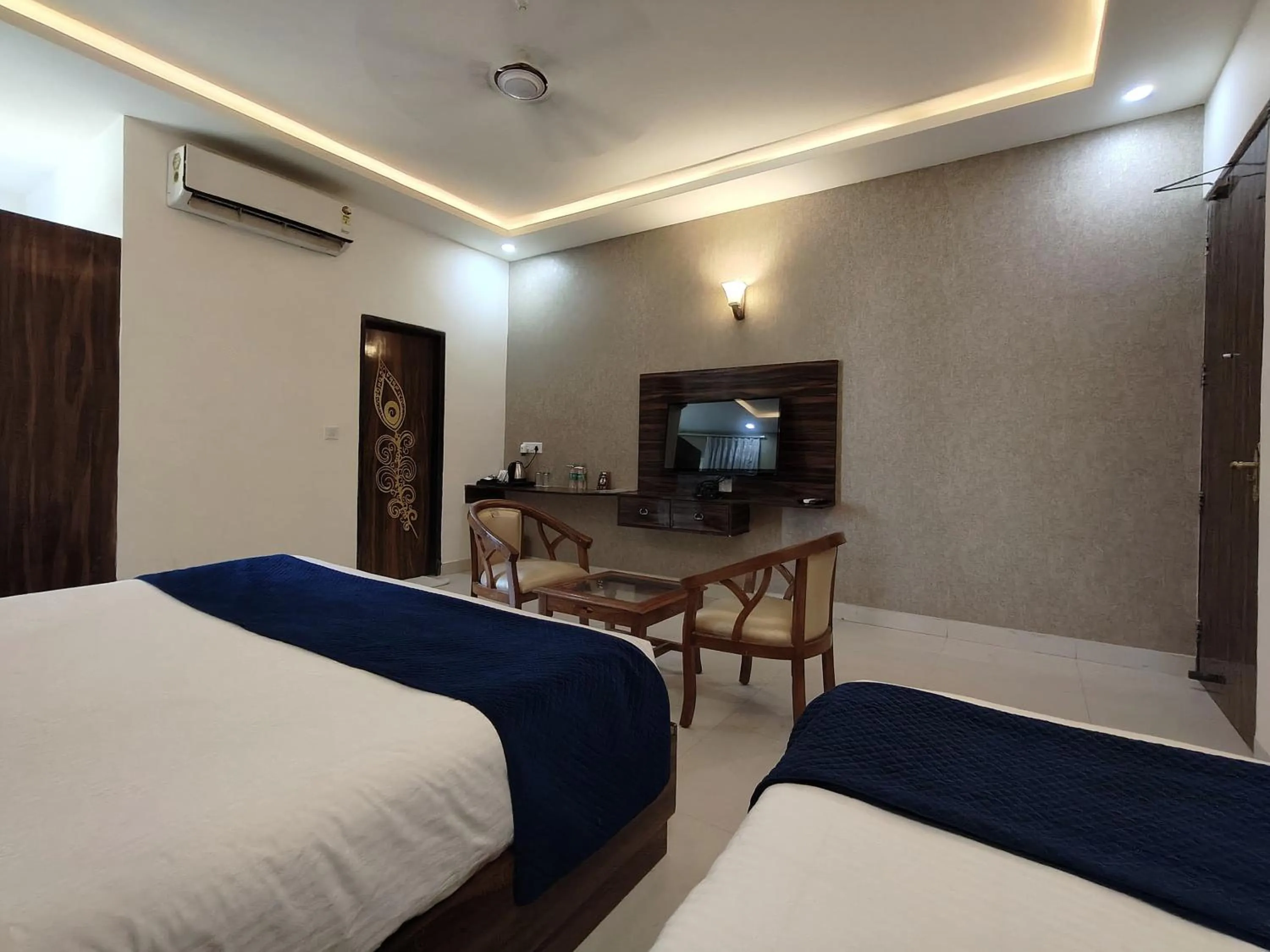 Communal lounge/ TV room, Bed in Dwelling Residency