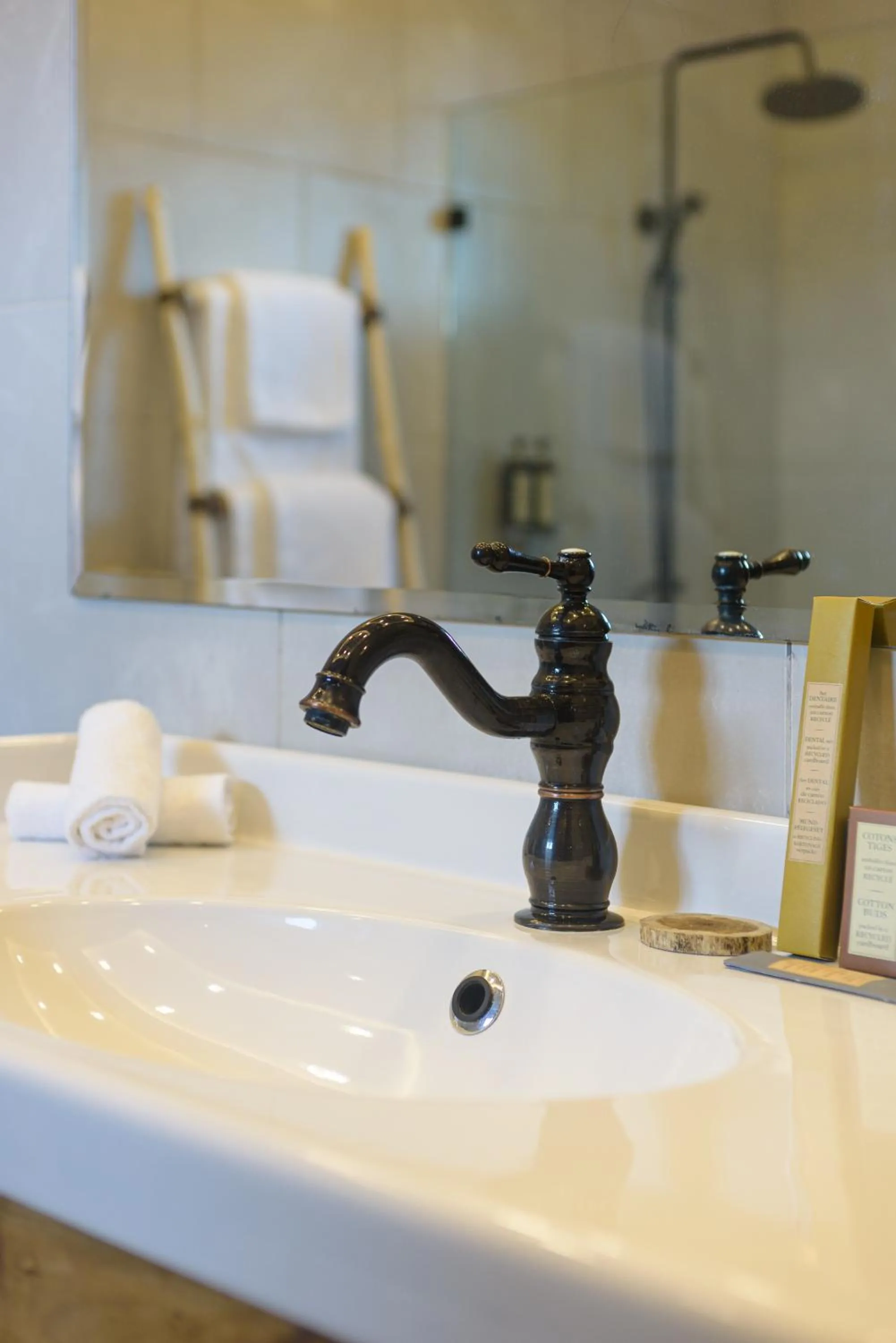 Bathroom in Saman Boutique Hotel By Mint