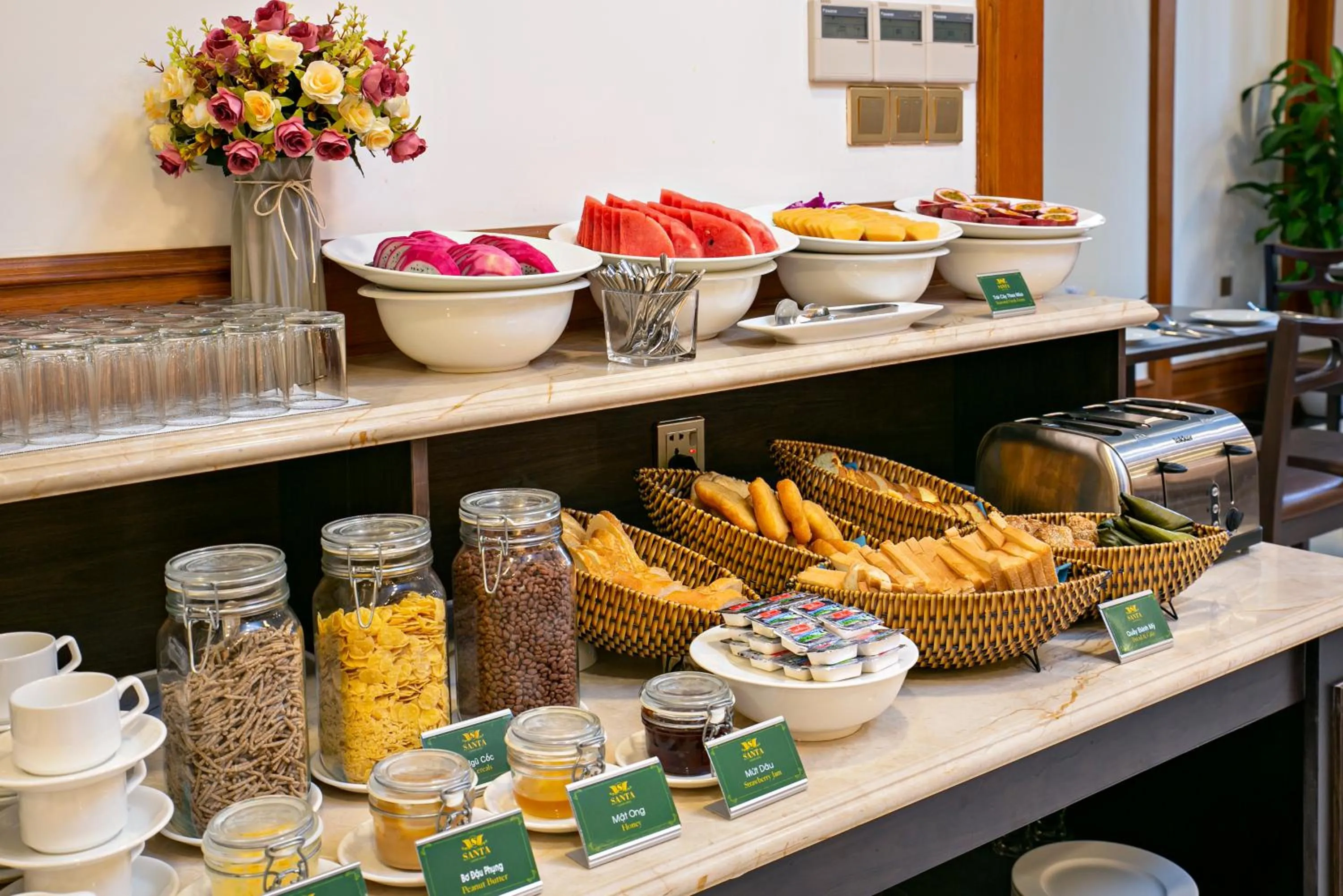 Food and drinks in Santa Luxury Hotel