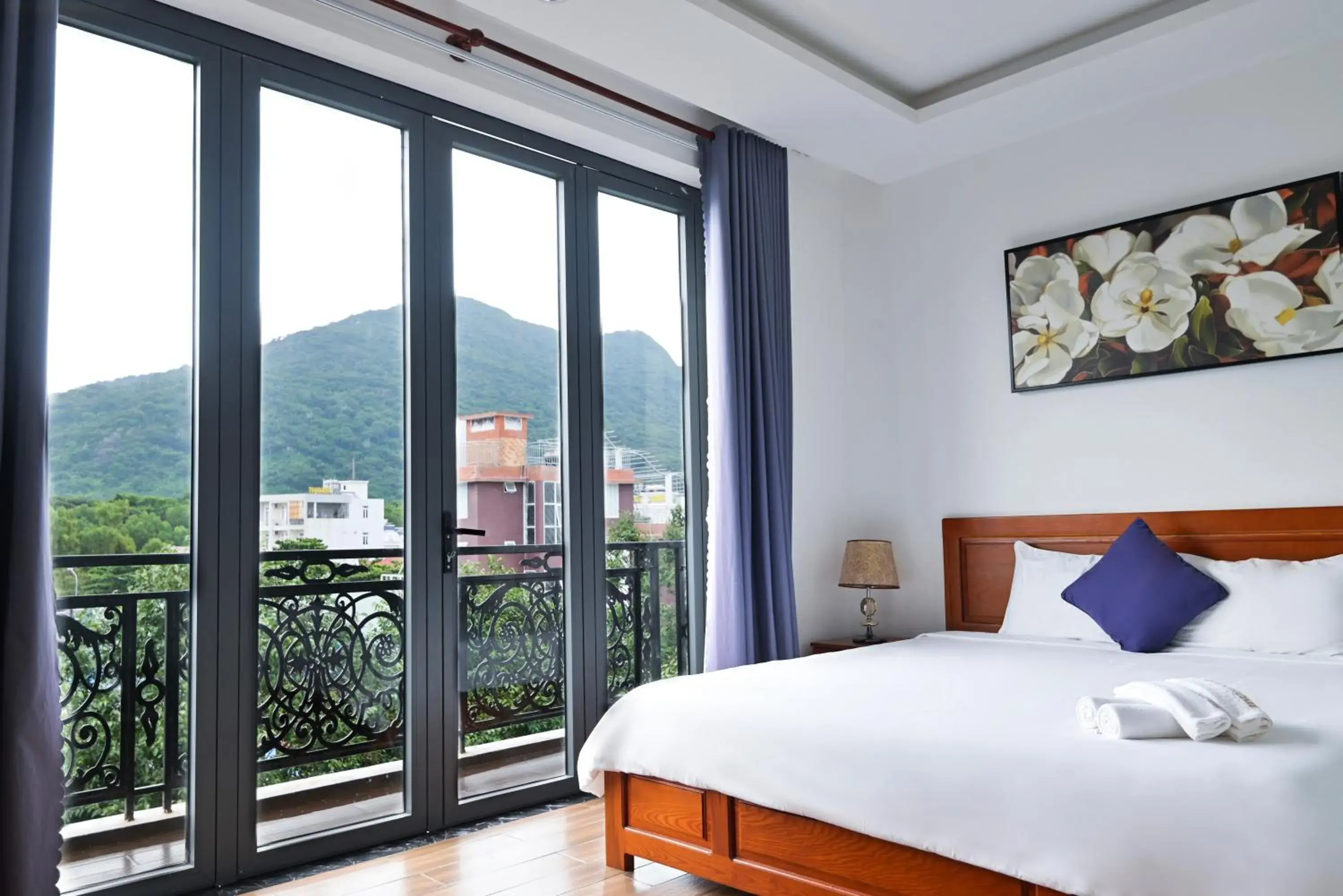 Double Room with Balcony in Kim Ngân Hotel Double Room with Balcony in Kim Ngân Hotel