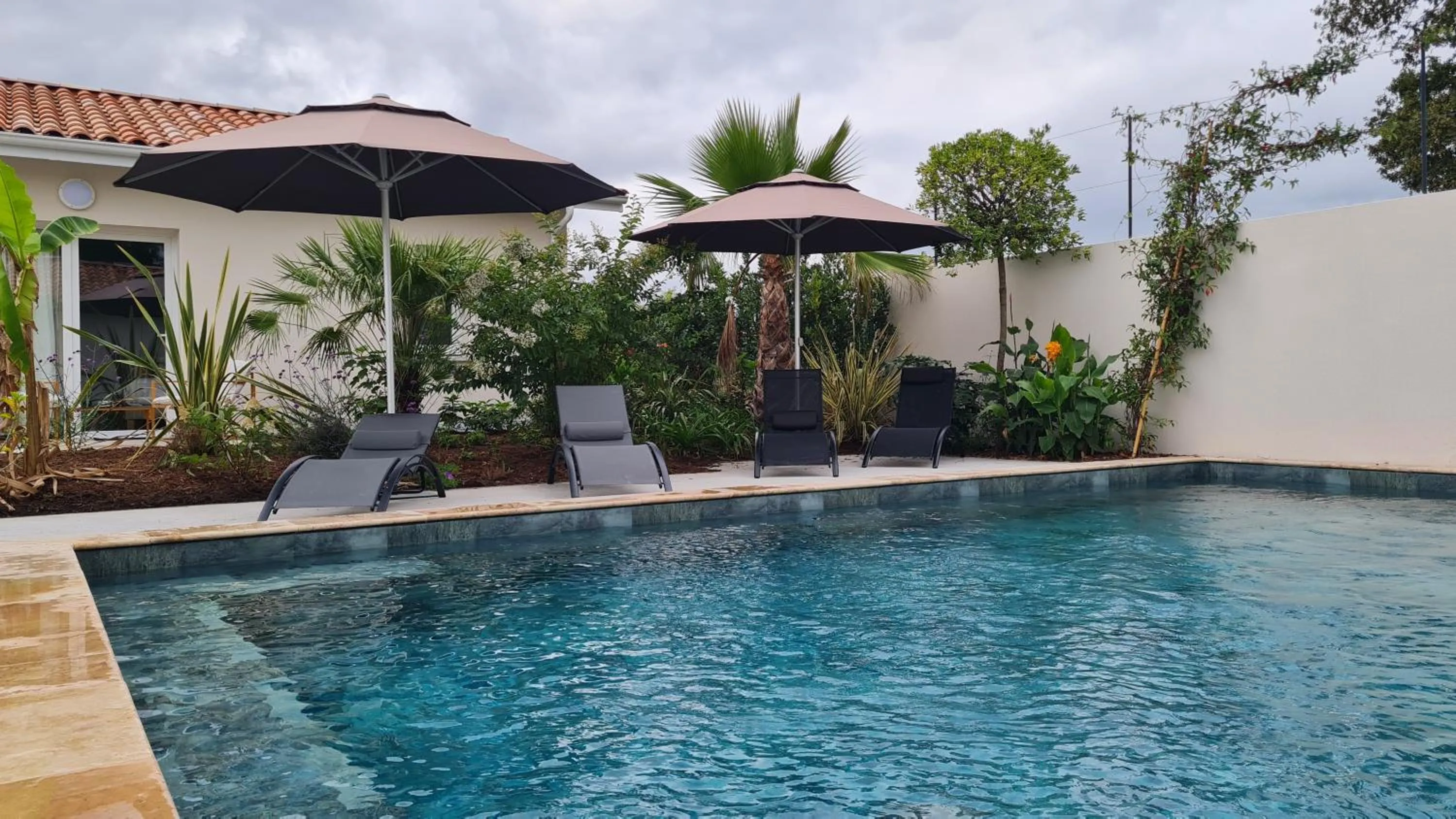 Swimming pool in L'Expression