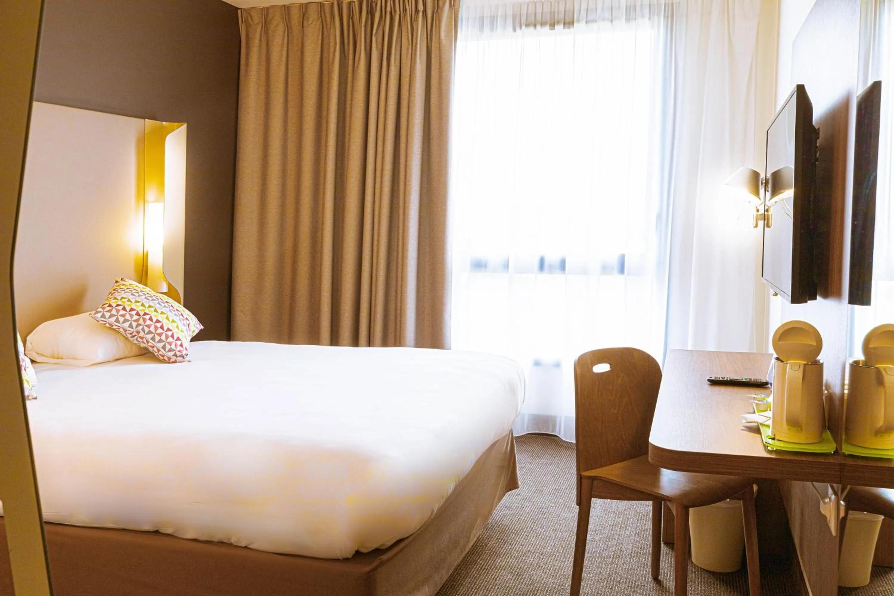 Photo of the whole room, Bed in Campanile PRIME - Rungis Orly